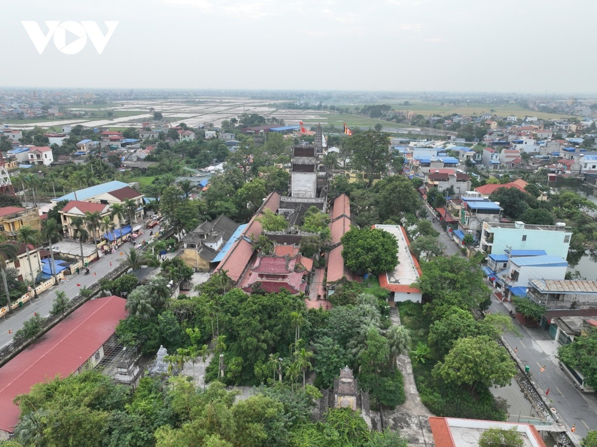 Derrière la pagode s’étend un espace commémoratif dédié aux moines et bienfaiteurs, rappelant notamment le sacrifice de 27 bonzes ayant quitté la vie monastique pour rejoindre la résistance contre les envahisseurs en 1947, dont 12 tombèrent au combat. Ce lieu, empreint de recueillement, incarne la mémoire et la gratitude du pays envers ses défenseurs. Photo : VOV