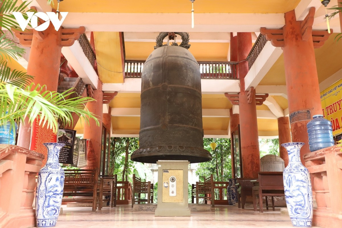 En 2003, une nouvelle grande cloche en bronze de 4,2 mètres de haut et 9 tonnes a été coulée, symbole des prières pour la paix et la prospérité nationale. Photo : VOV