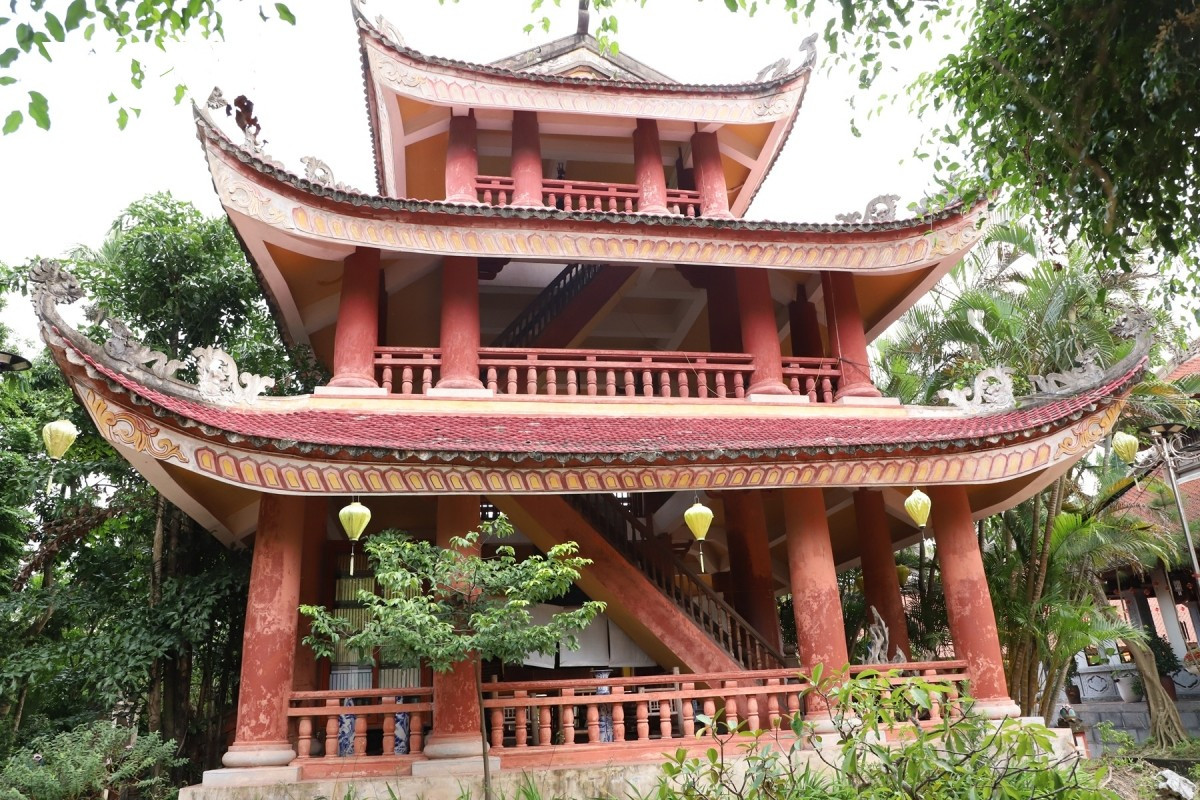 Au fil du temps, la pagode a été restaurée à plusieurs reprises. Elle abrite aujourd’hui le clocher Kim Chung Bao Cac, haut de 13,4 mètres, construit en 1997, où sont suspendues deux cloches, dont l’une fondue à l’époque de Le Canh Thinh. Photo : VOV