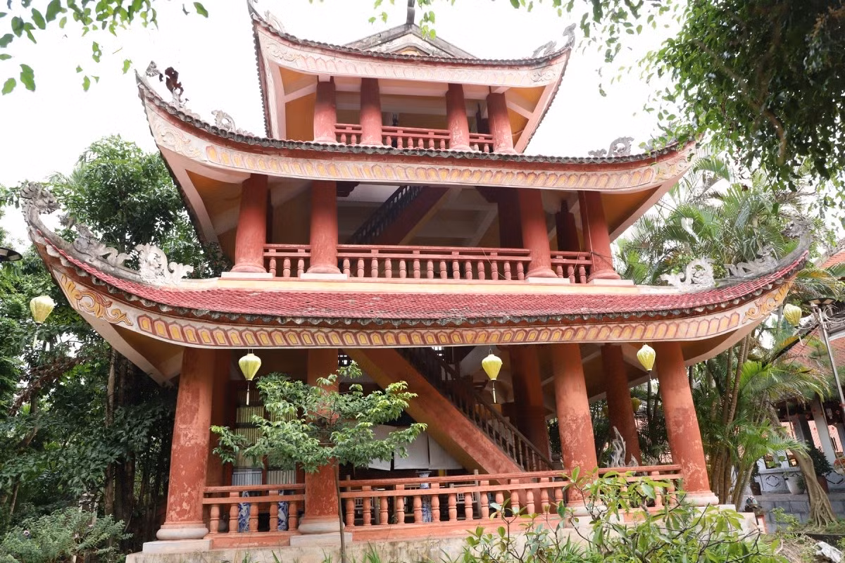 Au fil du temps, la pagode a été restaurée à plusieurs reprises. Elle abrite aujourd’hui le clocher Kim Chung Bao Cac, haut de 13,4 mètres, construit en 1997, où sont suspendues deux cloches, dont l’une fondue à l’époque de Le Canh Thinh. Photo : VOV