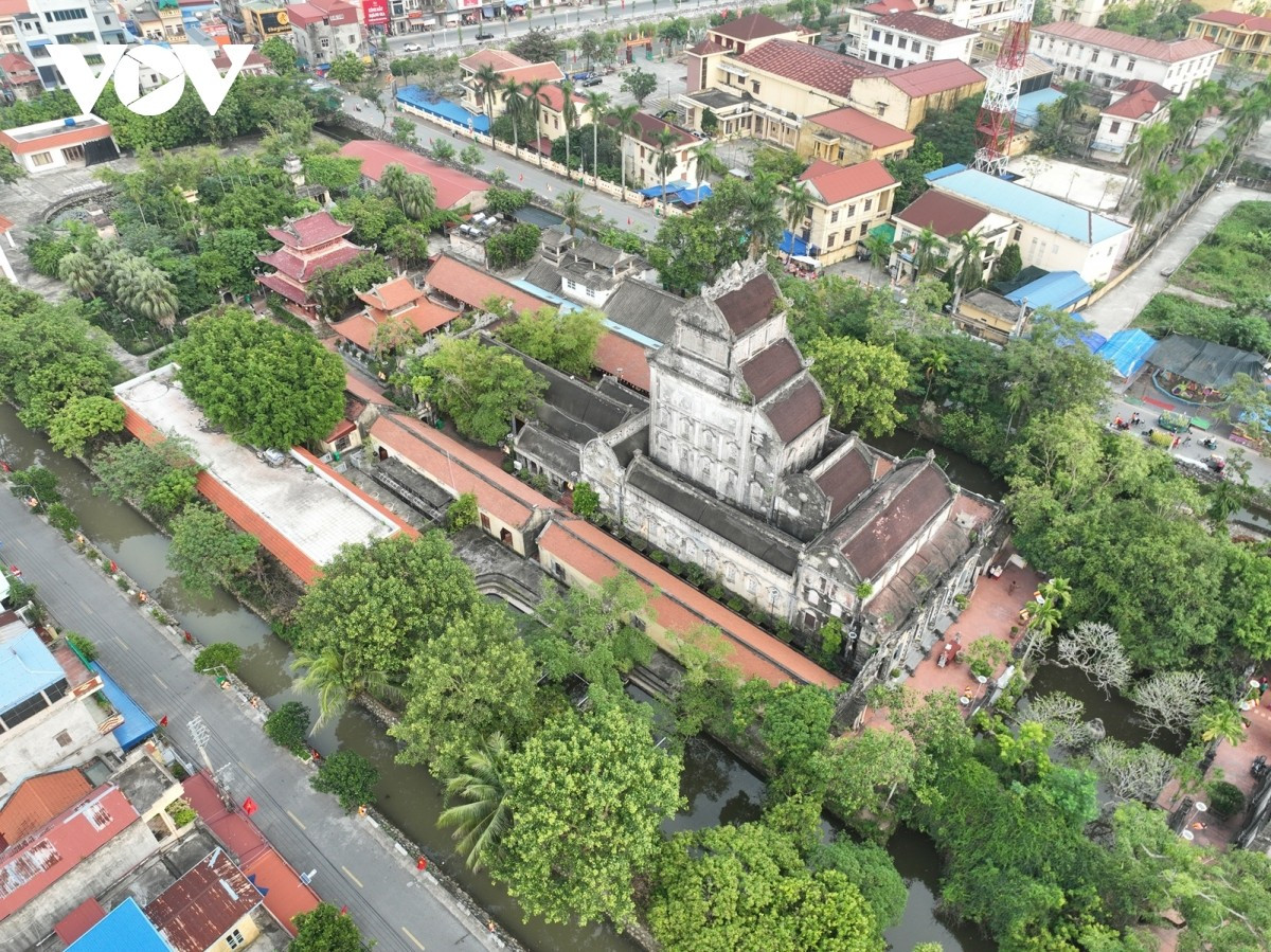 Vue de l’extérieur, la pagode évoque un château gothique élancé, tandis qu’à l’intérieur, elle conserve les voûtes et les toitures typiques des temples vietnamiens. Photo : VOV