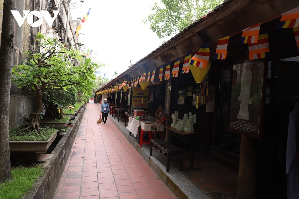 Les galeries latérales, reliées aux maisons des moines et des hôtes, créent un complexe architectural fermé, harmonieux et majestueux dans l&apos;espace de la pagode Co Le. Photo : VOV