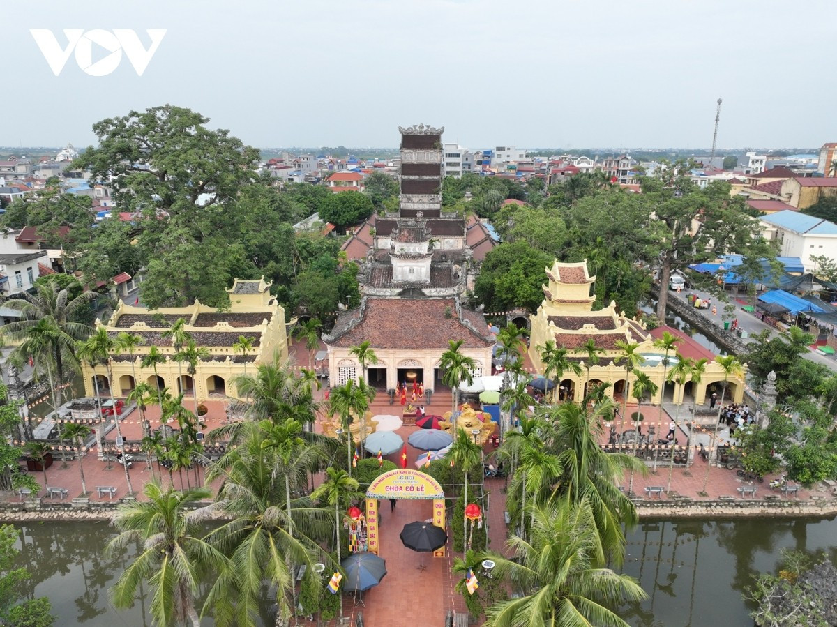 Le temple Trinh, construit en 1936 et restauré en 2001, abrite une statue du Bodhisattva aux mille mains (Avalokiteshvara). À gauche se trouve le sanctuaire Linh Quang Tu, dédié au général Tran Hung Dao et à deux érudits de la famille Dao (Dao Su Mo et Dao Toan Mo), tandis qu’à droite s’élève le Khanh Quang Phu, consacré aux Trois Déesses Mères. Photo : VOV