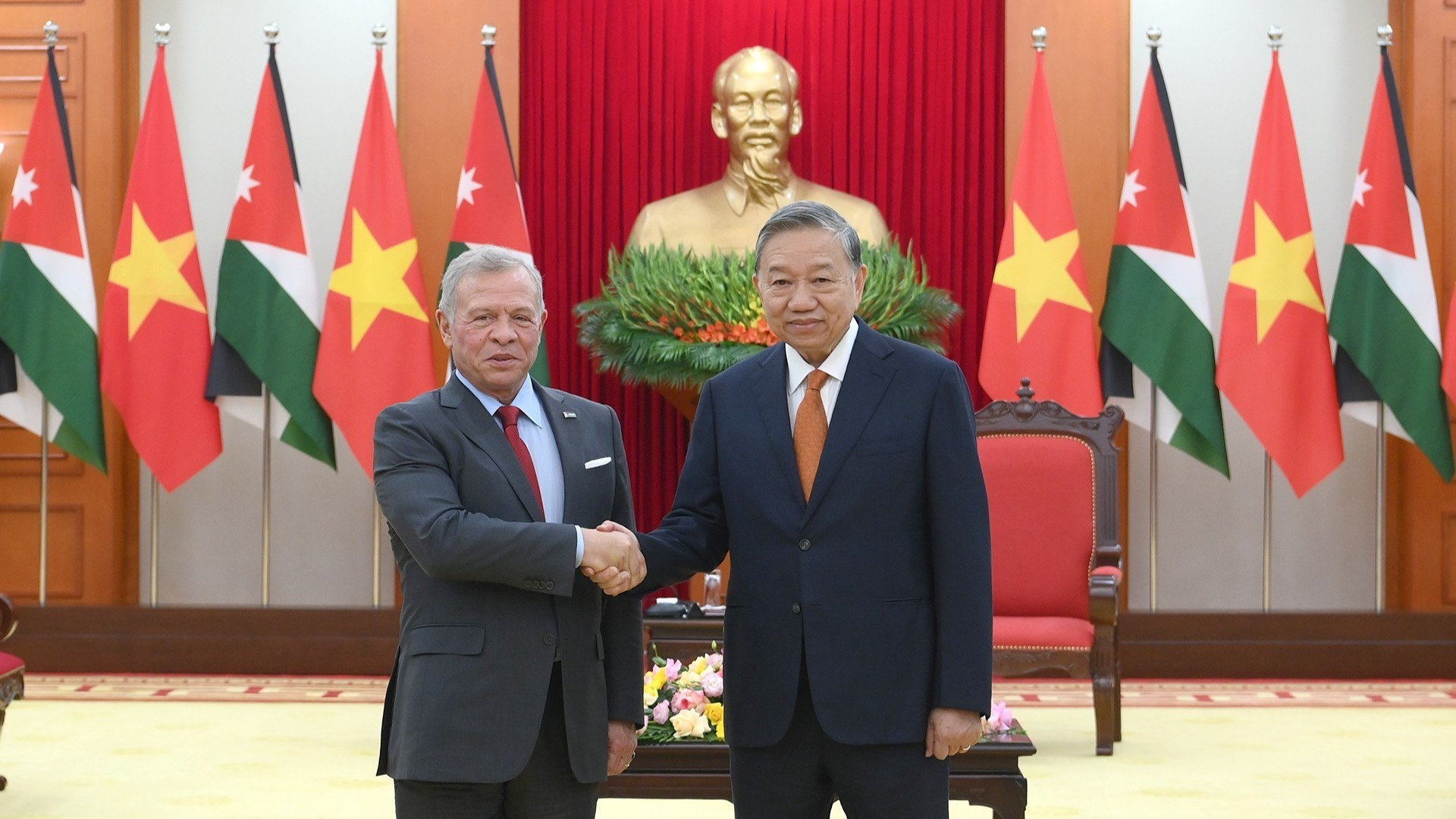 Le secrétaire général du PCV, To Lam (à droite), et le roi de Jordanie, Abdullah II Ibn Al-Hussein, le 12 novembre à Hanoi. Photo : NDEL.