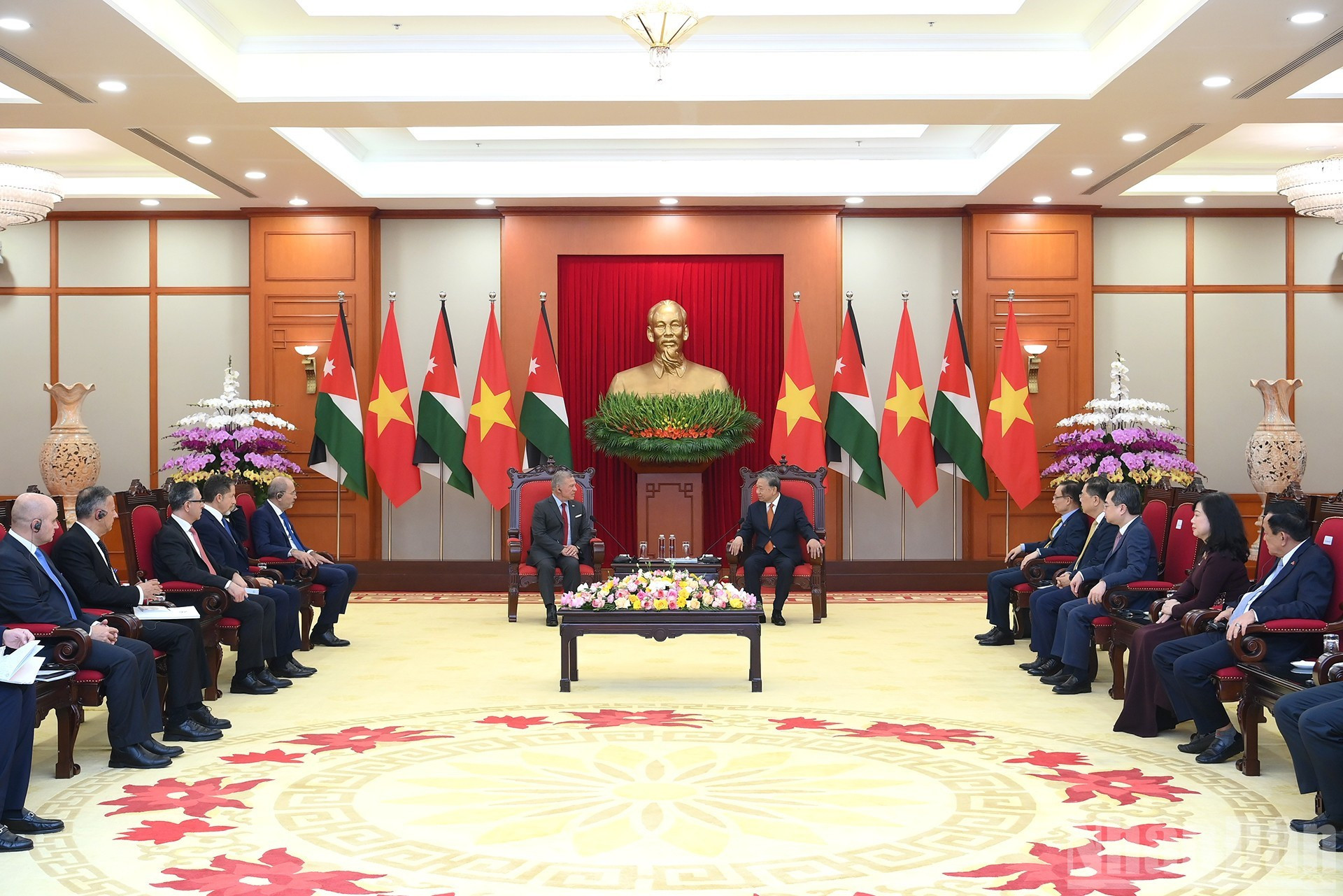 Le secrétaire général du PCV To Lam et le roi jordanien Abdullah II Ibn Al-Hussein ont convenu de plusieurs mesures concrètes à mettre en œuvre dans les domaines politique et diplomatique, de défense et de sécurité. Ils ont jugé nécessaire de promouvoir la coopération bilatérale en matière économique, commerciale et d’investissement, notamment dans les secteurs de l’agriculture, de la santé, des équipements médicaux, de la pharmacie, de l’énergie et du tourisme. Photo : Dang Khoa/NDEL