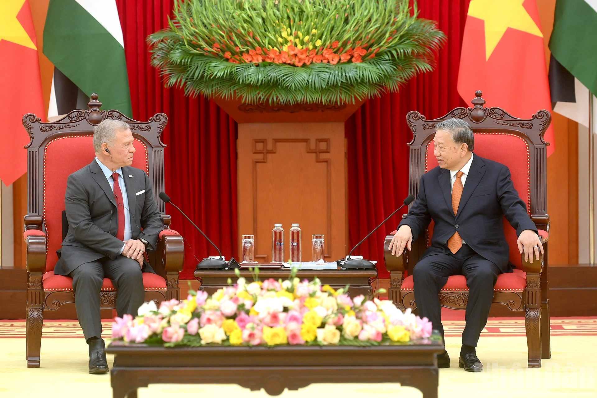 Concernant les grandes orientations pour le développement futur des relations bilatérales, le secrétaire général du PCV To Lam et le roi jordanien Abdullah II Ibn Al-Hussein sont convenus que, dans le contexte mondial et régional complexe actuel, le Vietnam et la Jordanie doivent intensifier leur coopération afin de relever ensemble les nouveaux défis. Photo : Dang Khoa/NDEL