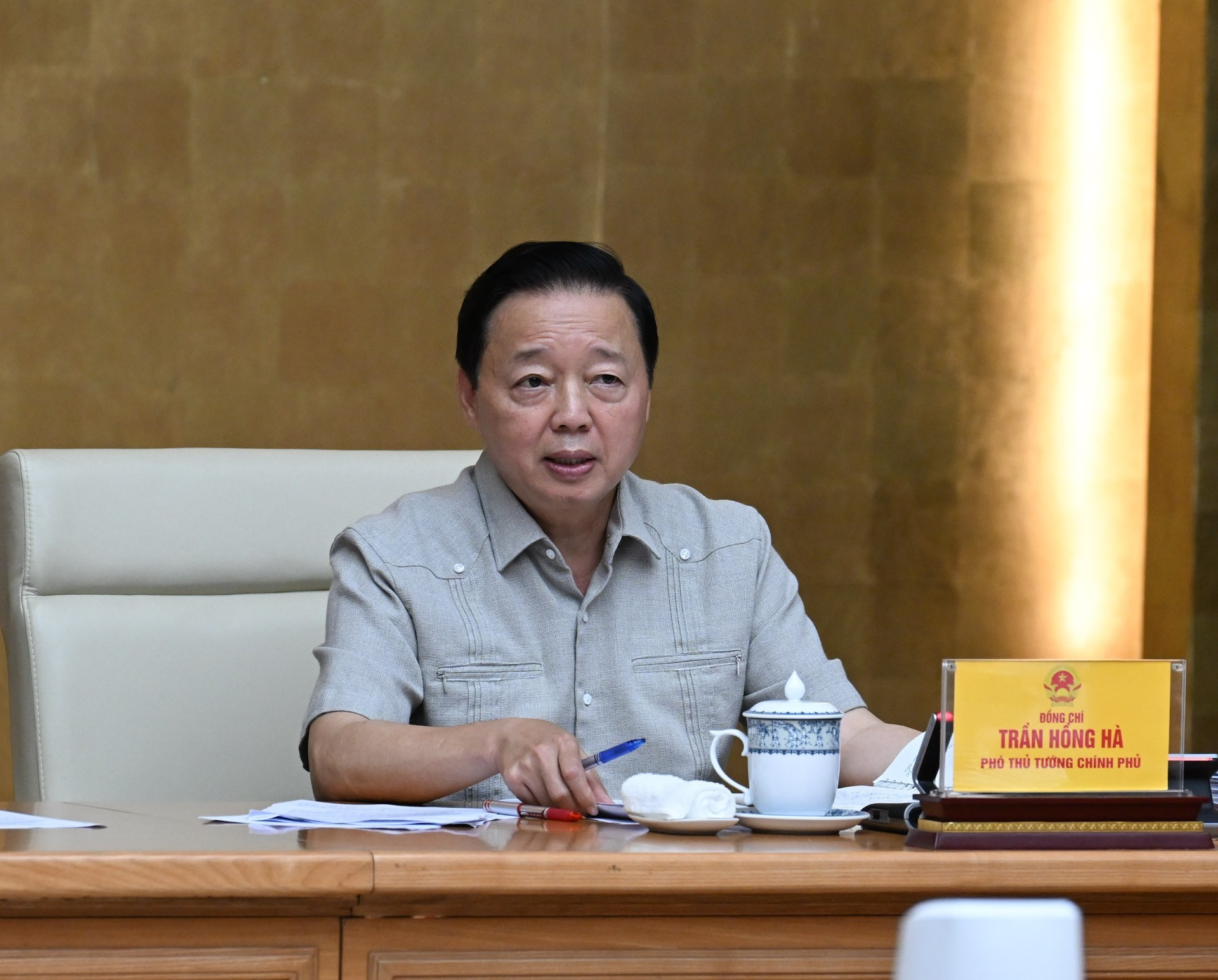 Le vice-Premier ministre Tran Hong Ha, également chef du Comité national de pilotage de la lutte contre la pêche INN, prend la parole lors de la réunion. Photo : Tran Hai/NDEL