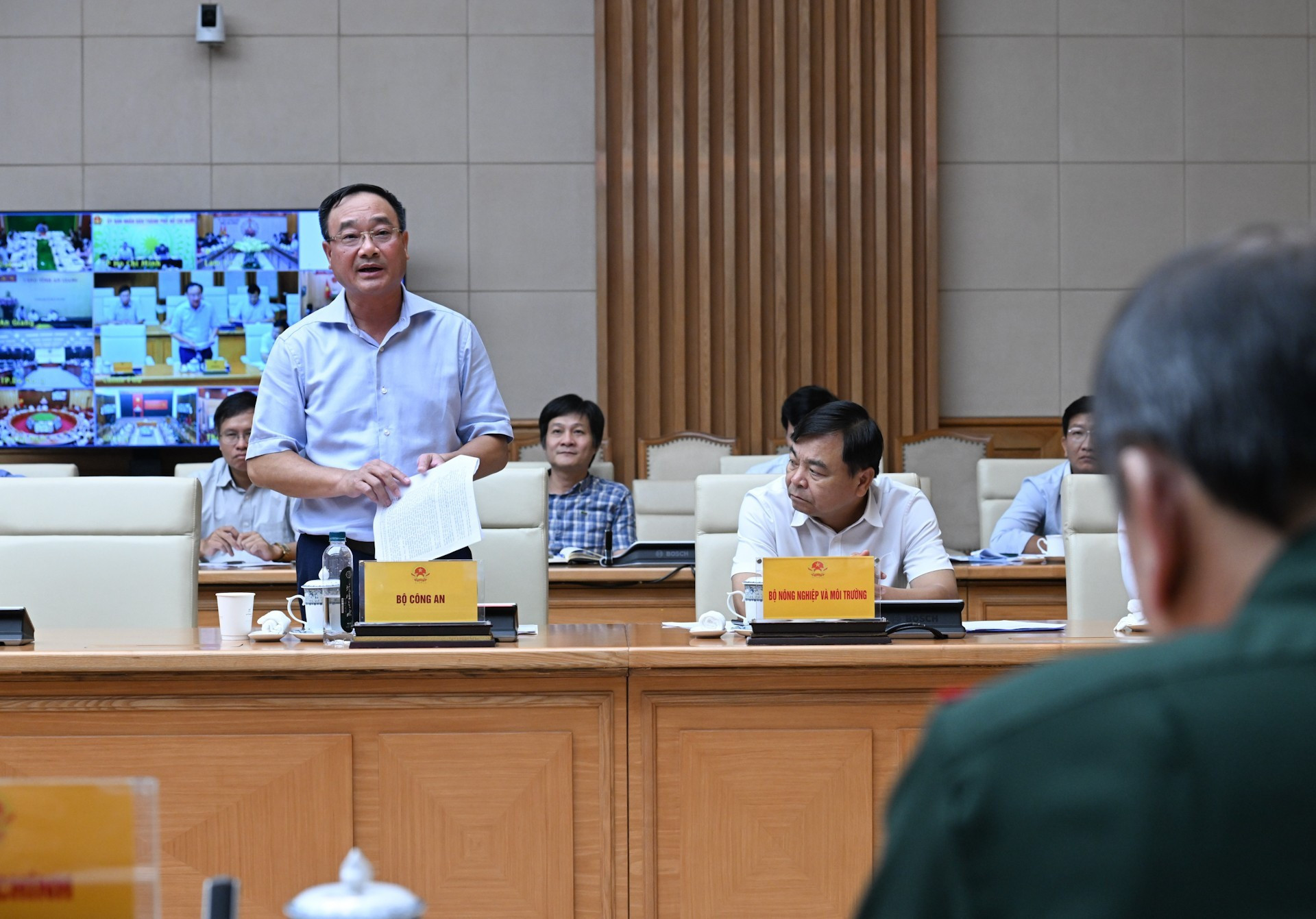 Le général de division Pham The Tung, vice-ministre vietnamien de la Sécurité publique (debout), prend la parole lors de la réunion. Photo : Tran Hai/NDEL
