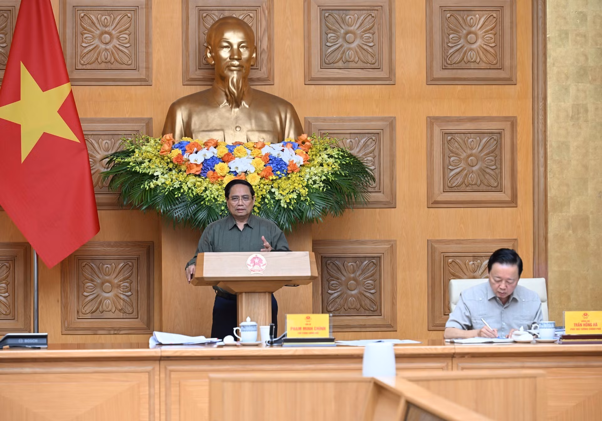 Le PM Pham Minh Chinh (debout) préside la 15e réunion du Comité national de pilotage de la lutte contre la pêche INN. Photo : Tran Hai/NDEL