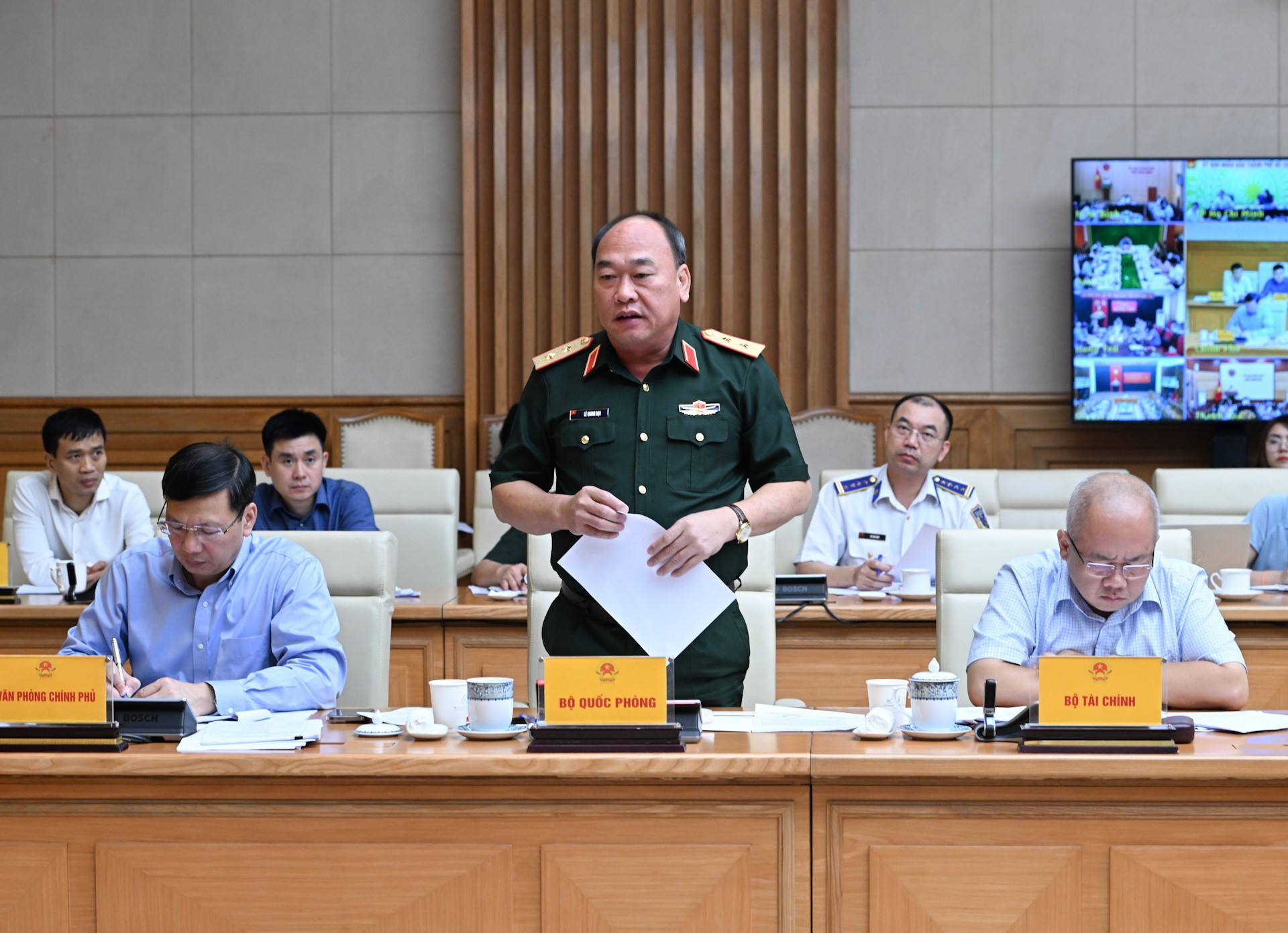 Le lieutenant-général Le Quang Dao, chef d&apos;état-major adjoint de l&apos;Armée populaire du Vietnam (debout), prend la parole lors de la réunion. Photo : Tran Hai/NDEL