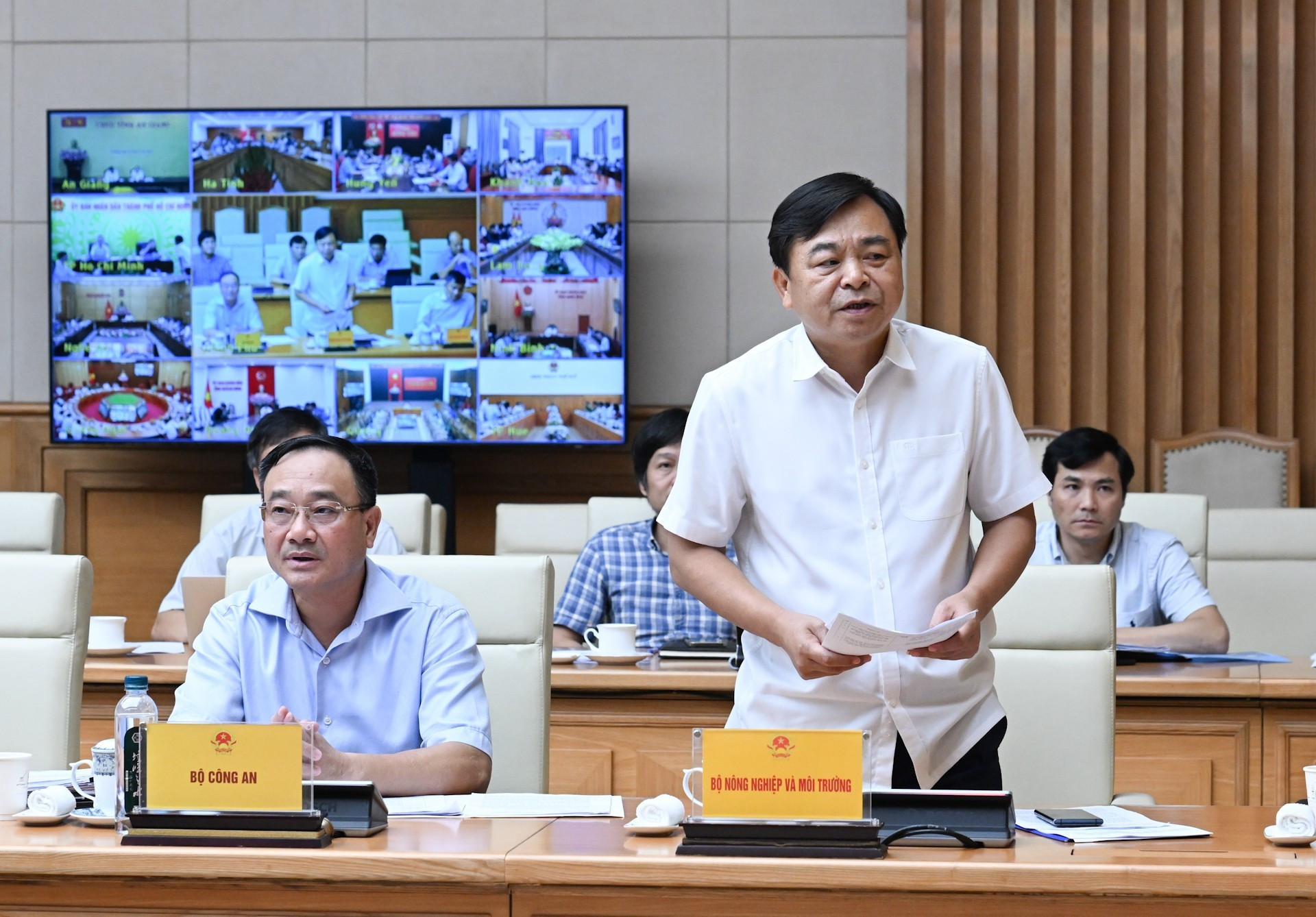 Le vice-ministre vietnamien de l&apos;Agriculture et de l&apos;Environnement, Nguyen Hoang Hiep (debout), prend la parole lors de la réunion. Photo : Tran Hai/NDEL