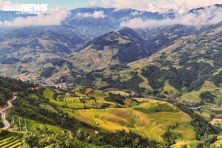 Mu Cang Chai, dans la province de Lào Cai, est célèbre pour ses rizières en terrasses étincelantes, notamment en automne. À côté de lieux emblématiques comme La Pan Tân ou Chê Cu Nha, Hang Dang Dê reste une terre encore méconnue, préservée et sereine.