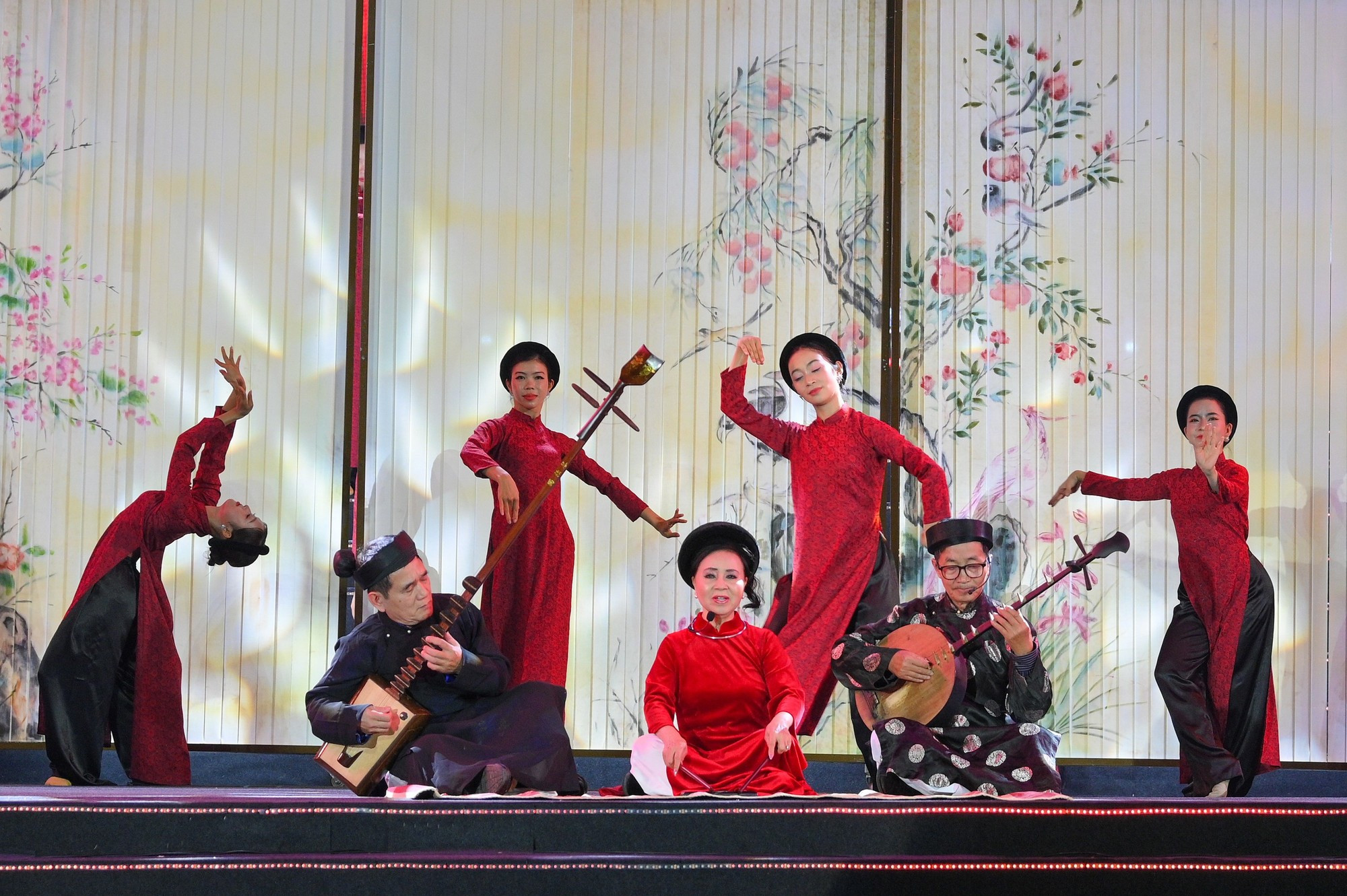 Le festival est un &quot;terrain de jeu créatif&quot;, où les patrimoines culturels uniques des communes et quartiers de Hanoï ont été mis à l’honneur, tels que les danses Bài Bông, Bông, la lutte traditionnelle du village de Thúy Linh, ainsi que des spectacles de marionnettes traditionnelles. Photo : The Dai/NDEL