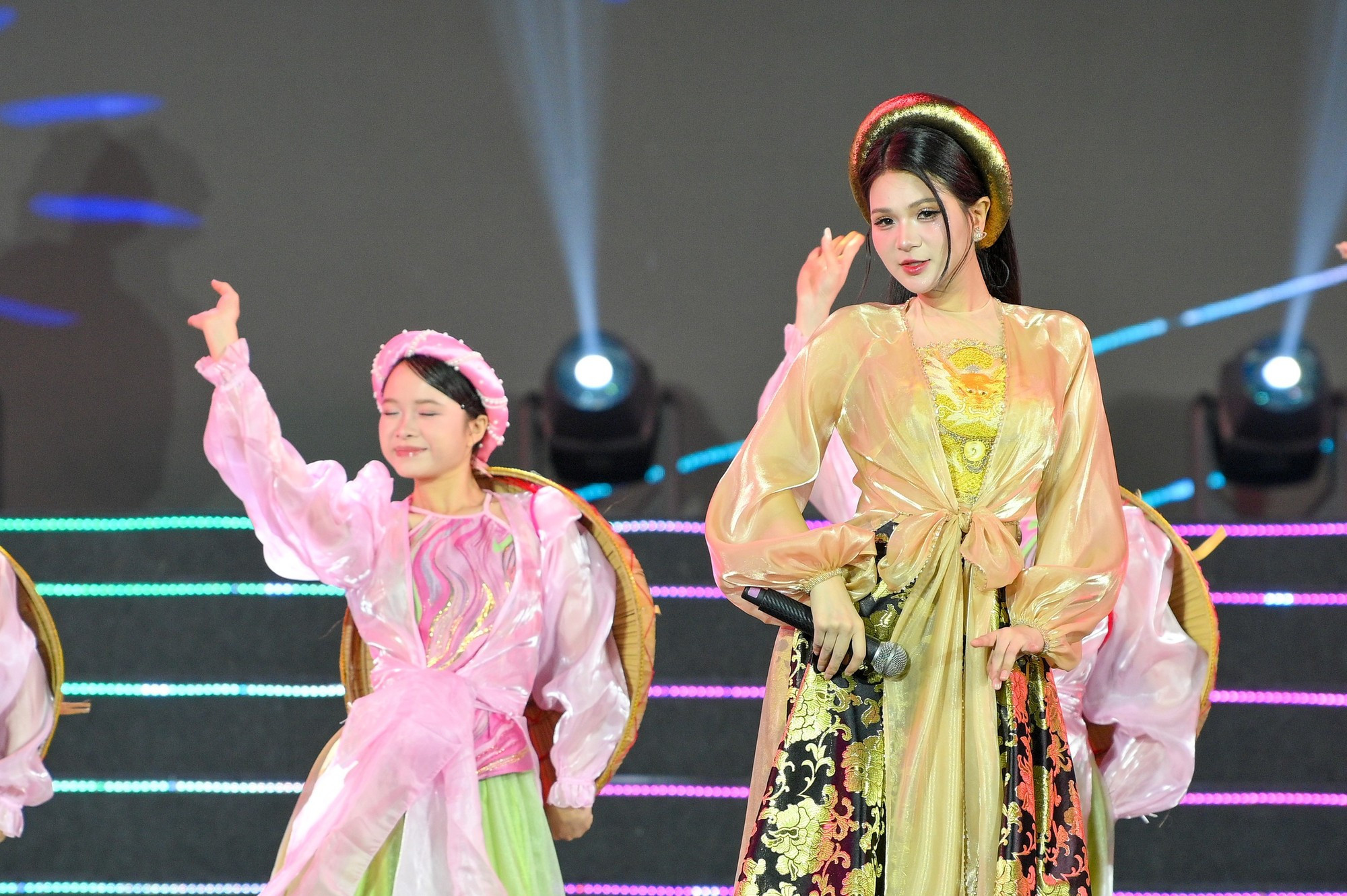 L’événement est un lieu d’échanges internationaux approfondis, avec la participation de nombreux ambassadeurs et représentants d’organisations internationales implantées à Hanoï. Parmi les activités phares à participation internationale figurent : le colloque international et la rencontre - présentation des rituels et jeux du tir à la corde (à l’occasion du 10ᵉ anniversaire de leur reconnaissance par l’UNESCO) ; ainsi que le programme artistique &quot;Instant éternel&quot; au Musée de Hanoï, avec la participation du musicien suisse Dominique Barthassat. Photo : The Dai/NDEL