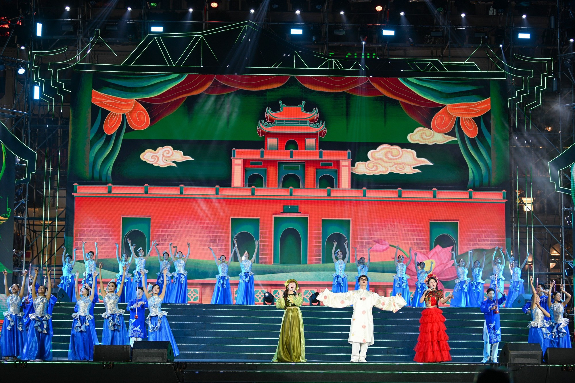 Un numéro artistique lors de la cérémonie de clôture du « Festival Thang Long – Hanoi 2025 ». Photo : The Dai/NDEL
