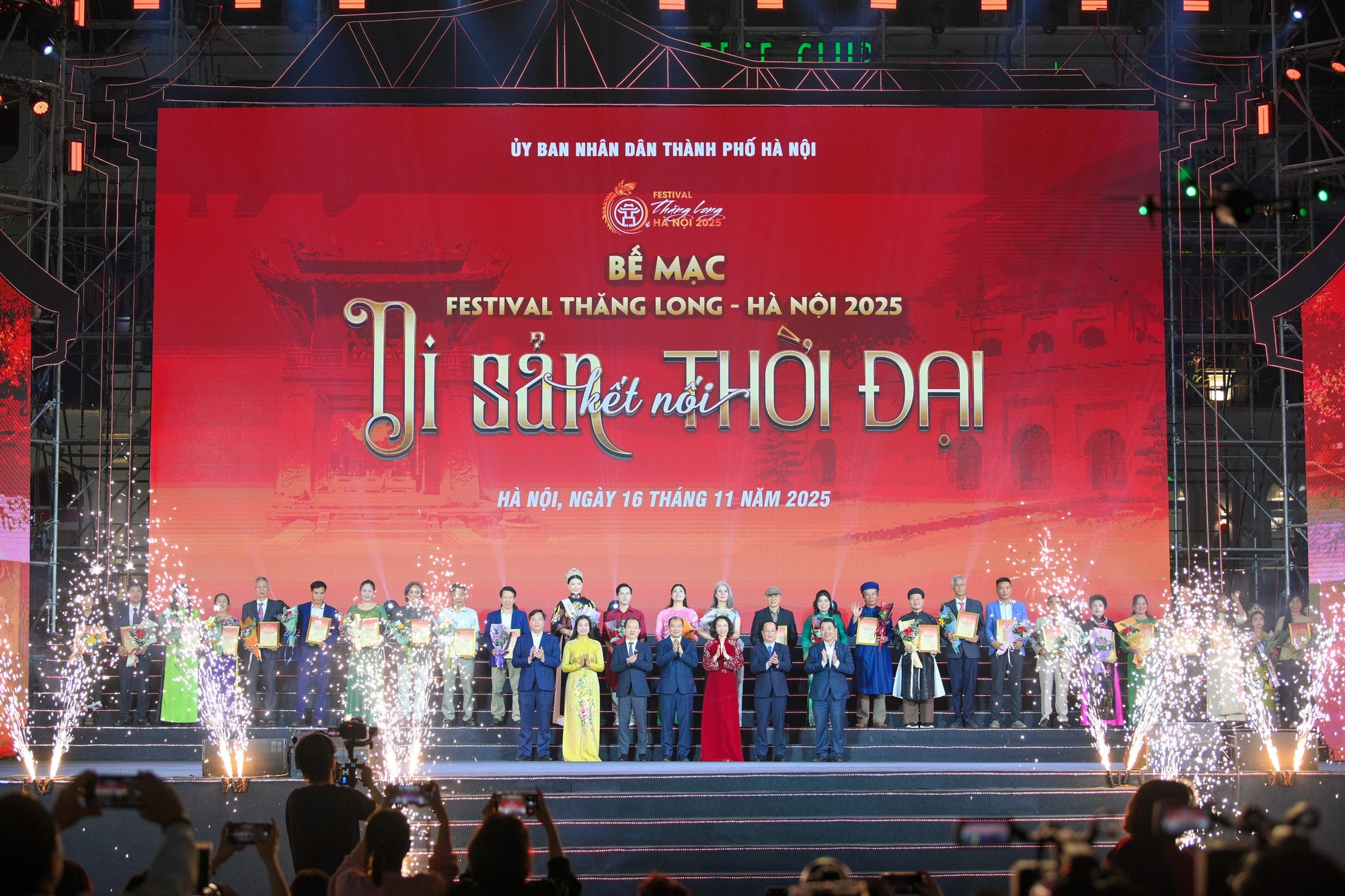 Des représentants du Comité populaire de la ville de Hanoï, ainsi que du Service municipal de la culture et des sports remettent des certificats à des artisans, des individus et des unités ayant contribué grandement au succès du Festival Thang Long – Hanoi 2025. Photo : The Dai/NDEL