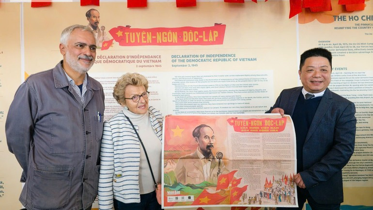 Le rédacteur en chef adjoint du journal Nhân Dân, Que Dinh Nguyen (1er à droite), remet un supplément spécial commémorant le 80e anniversaire de la Fête nationale du 2 septembre, à des amis français. Photo : NDEL