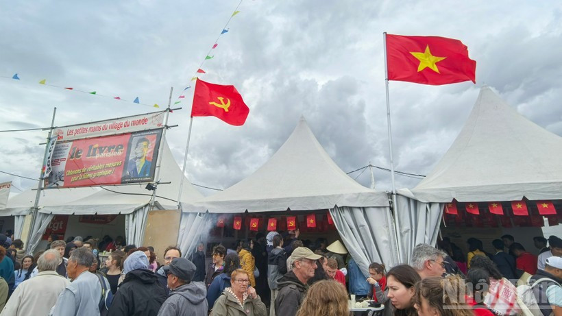 Le stand du journal Nhân Dân attire un grand nombre de visiteurs. Photo : NDEL