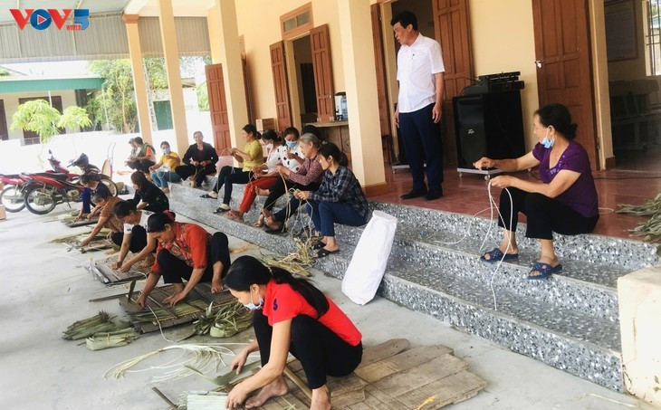 Les femmes de la coopérative de Yên Lac confectionnent des ao tơi traditionnels. Photo: VOV5