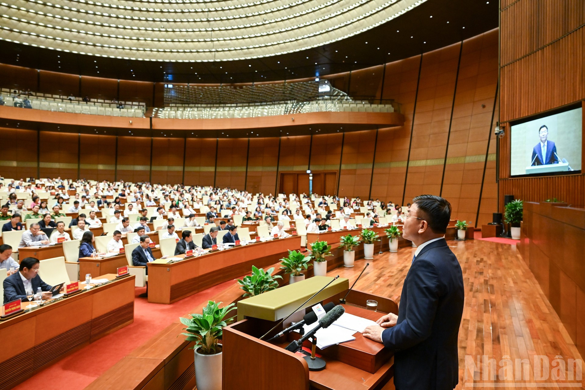 Selon le vice-Premier ministre Lê Thành Long, à partir de 2026, chaque citoyen pourra bénéficier d’un examen médical annuel gratuit. L’assurance maladie devra couvrir plus de 95% de la population, et 100% des dispensaires communaux devront être suffisamment équipés, tant en personnel qu’en matériel. Photo : NDEL