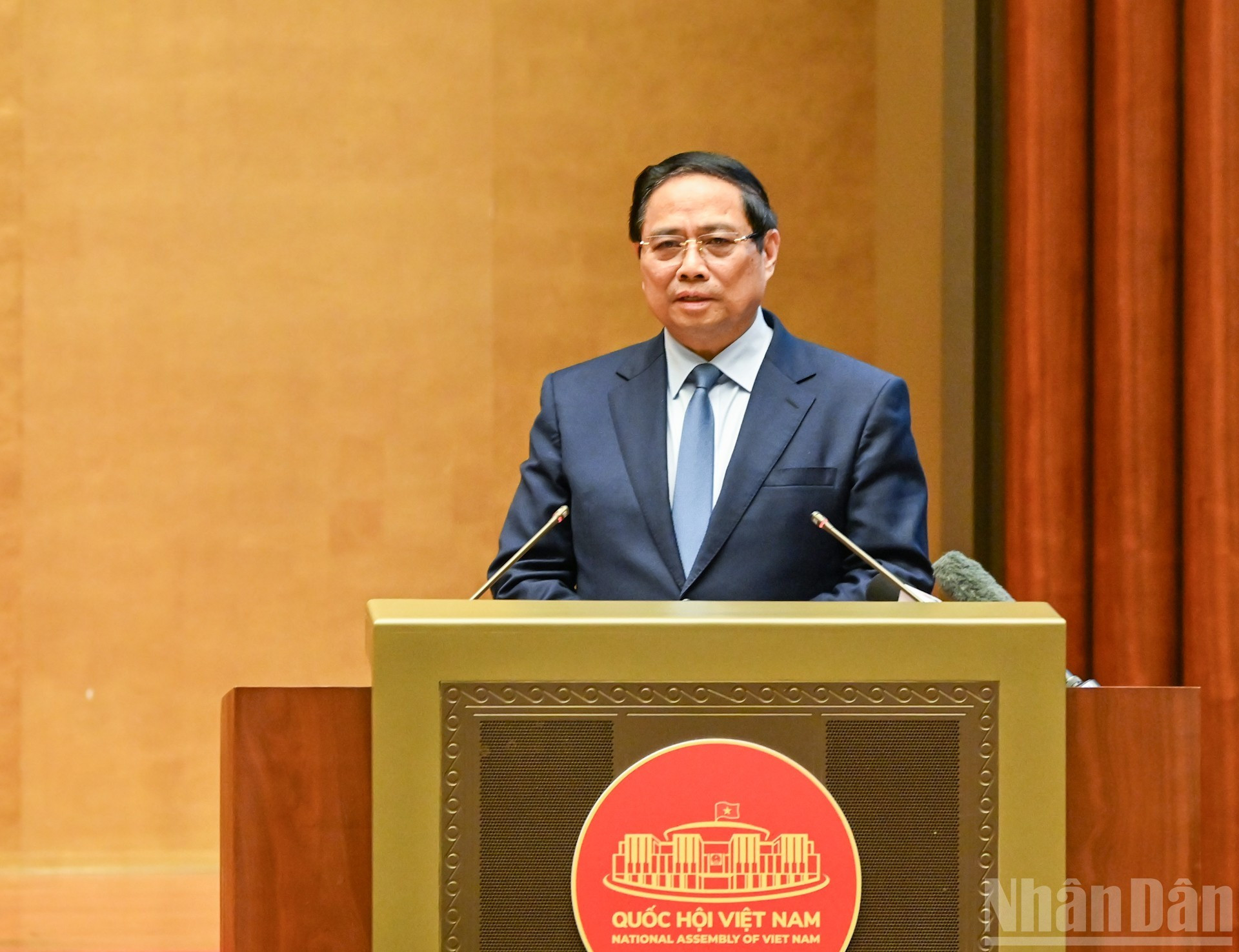 Le Premier ministre Pham Minh Chinh présente la première résolution, la Résolution 71 du Bureau politique, destinée à réaliser une percée dans l’éducation et la formation, ainsi que le programme d’action associé à cette résolution. Ce texte affirme que l’éducation et la formation sont une politique nationale de premier rang, visant un développement complet « Vertu – Intelligence – Santé – Esthétique », facteur déterminant de l’avenir du peuple. Photo : NDEL