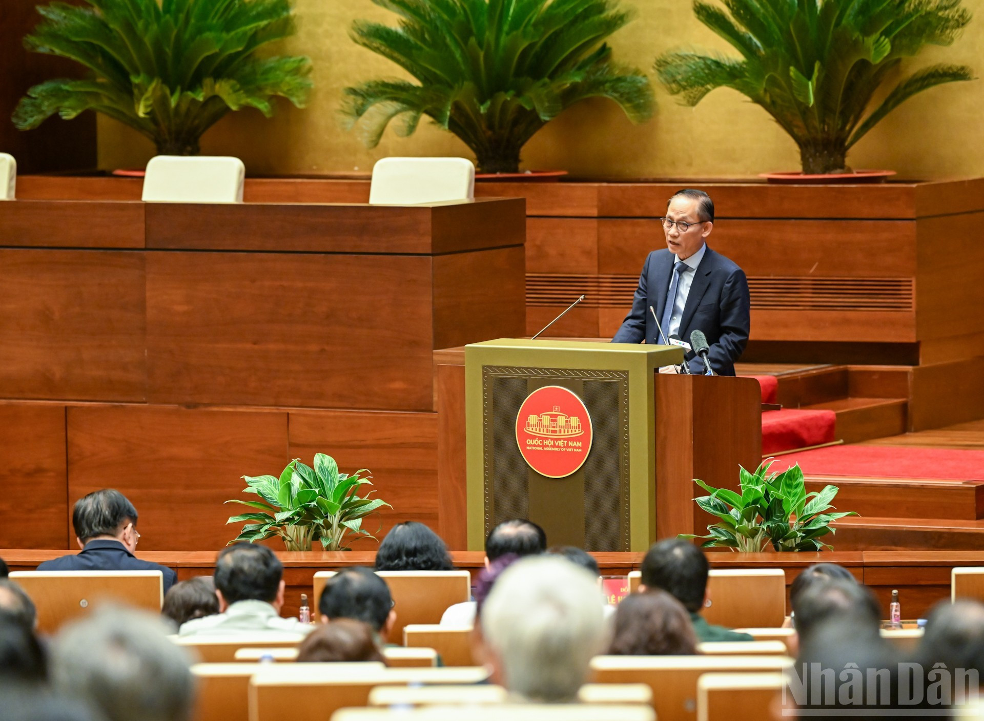 Lê Hoài Trung insiste sur le rôle de pionnier de la diplomatie, en lien avec la défense et la sécurité nationale, pour protéger le pays de loin et de façon proactive. Dans le processus d’intégration, le Vietnam doit agir en partenaire actif et responsable, prêt à contribuer à la construction et à la définition de l’ordre international. Photo : NDEL