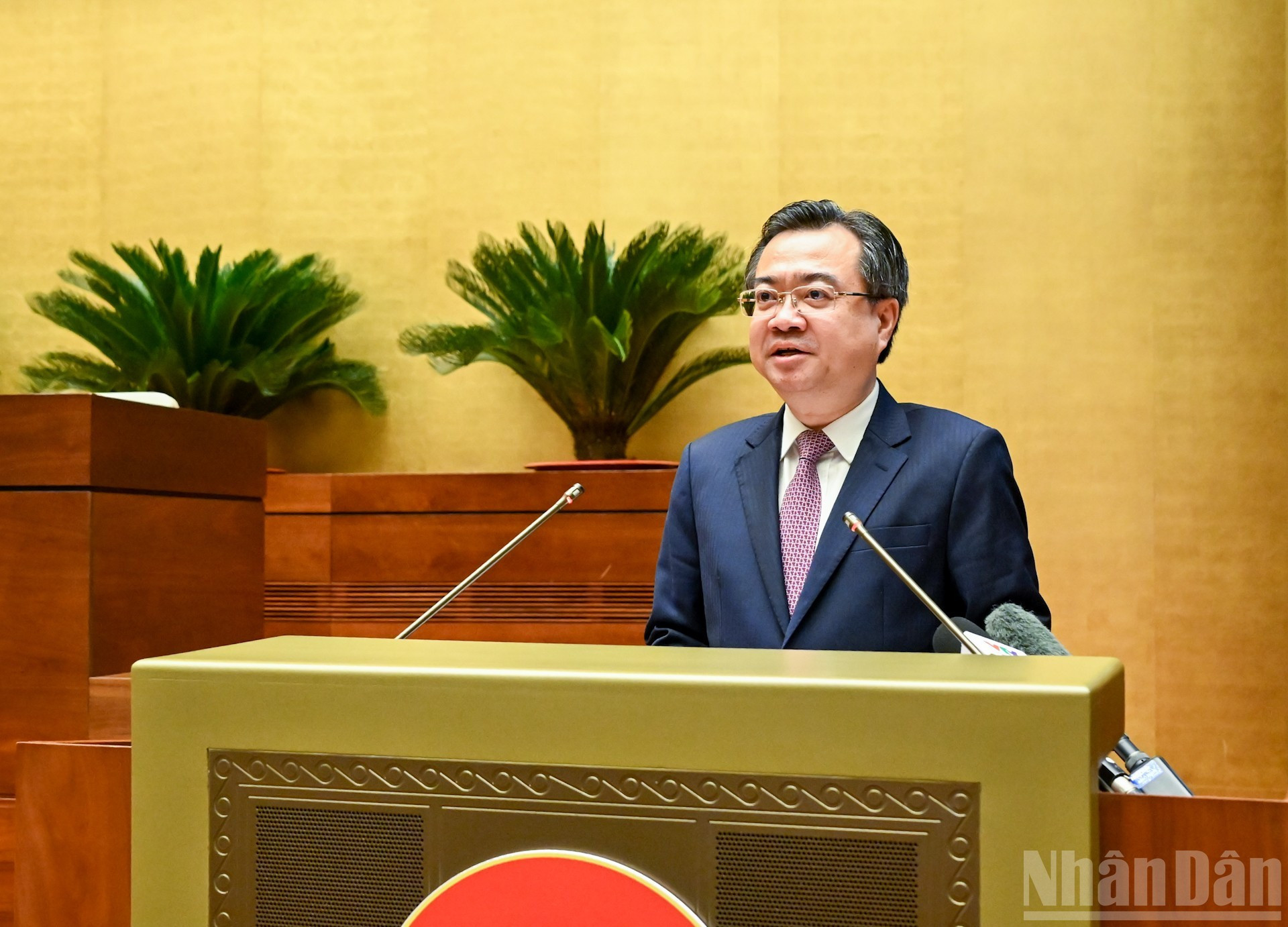 Nguyên Thanh Nghi, chef de la Commission centrale des politiques et stratégies du Parti, présente la Résolution 70 sur la sécurité énergétique nationale à l’horizon 2030, avec vision pour 2045. Photo : NDEL