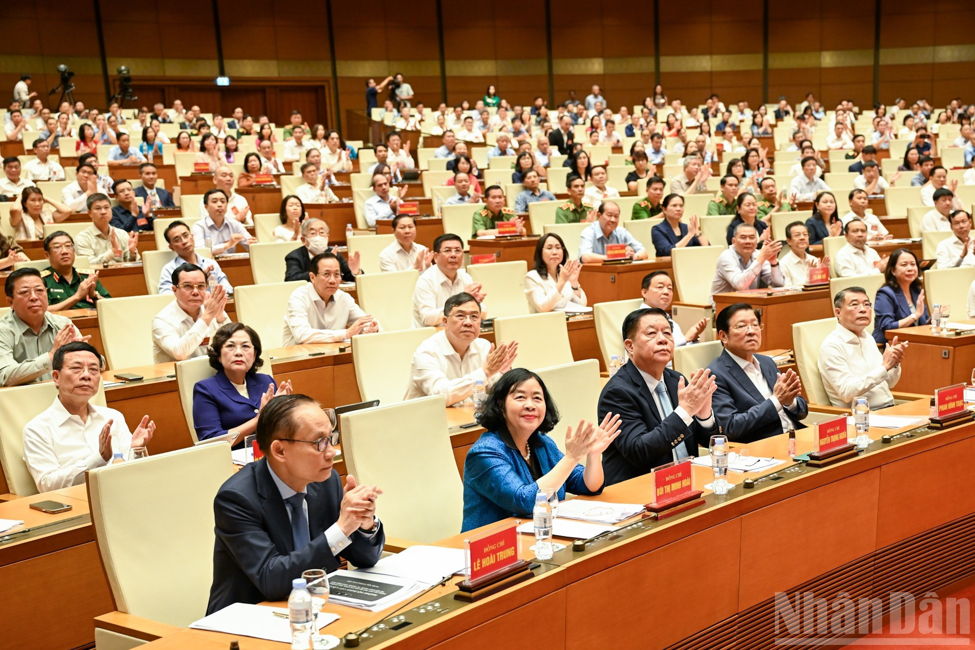 La conférence se tient en présentiel au siège de l’Assemblée nationale et en ligne dans l’ensemble du pays, réunissant plus de 1,2 million de délégués. Elle est retransmise en direct sur la Télévision du Vietnam et la Voix du Vietnam. Photo : NDEL