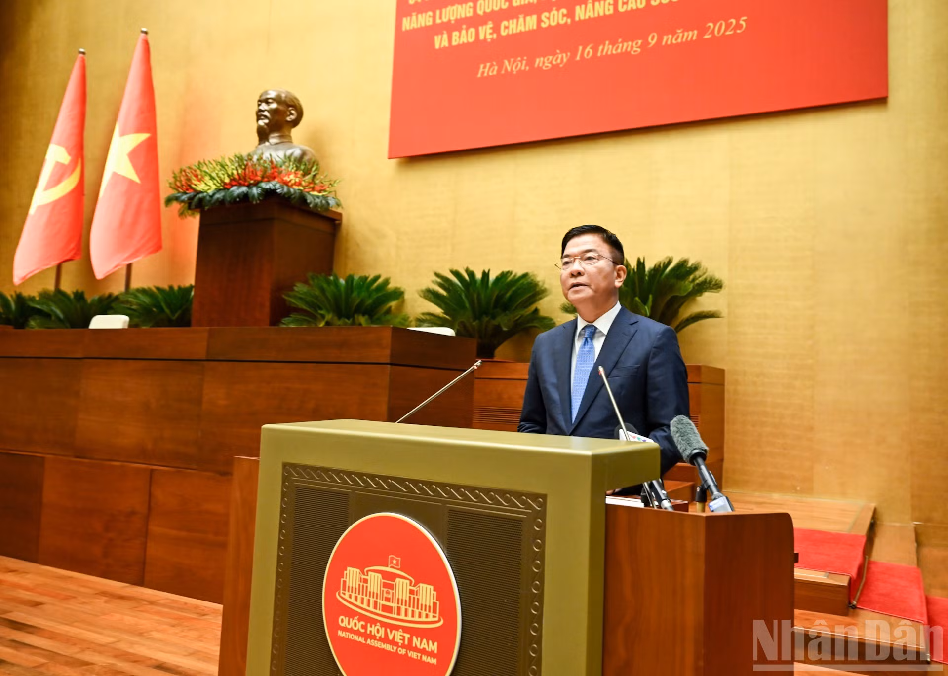 Le vice-Premier ministre Lê Thành Long, de son côté, expose la Résolution 72 sur la santé publique. Il affirme que « protéger et améliorer la santé des citoyens est un objectif, une motivation et une mission politique de premier plan, une priorité dans toutes les politiques de développement ». Photo : NDEL