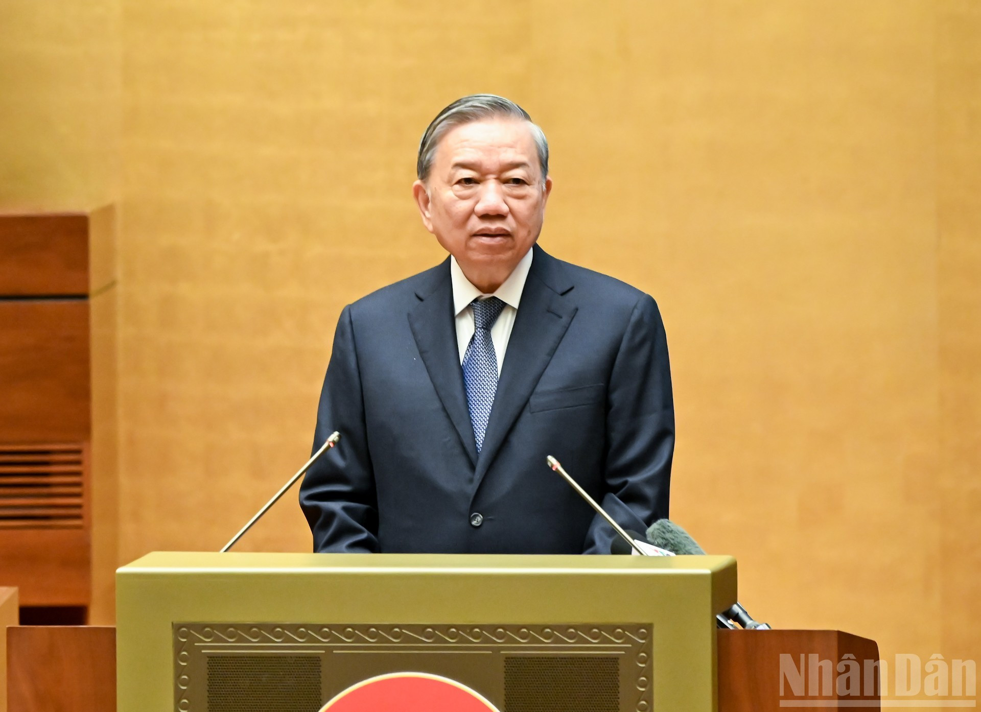 Dans son discours, le secrétaire général du Parti Tô Lâm a comparé les résolutions du Parti aux rouages de la machine du développement national. « Quand chaque rouage fonctionne en cadence, la machine du développement national accélérera durablement », a-t-il déclaré. Photo : NDEL