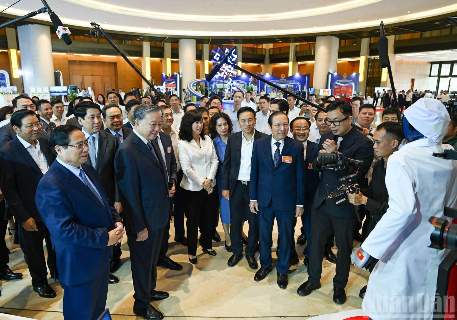 Le secrétaire général du Parti Tô Lâm (1er plan, 2e à gauche) et d’autres dirigeants du Parti et de l’État visitent l’exposition « Réalisations marquantes dans les domaines de la santé et de l’éducation ». Photo : NDEL