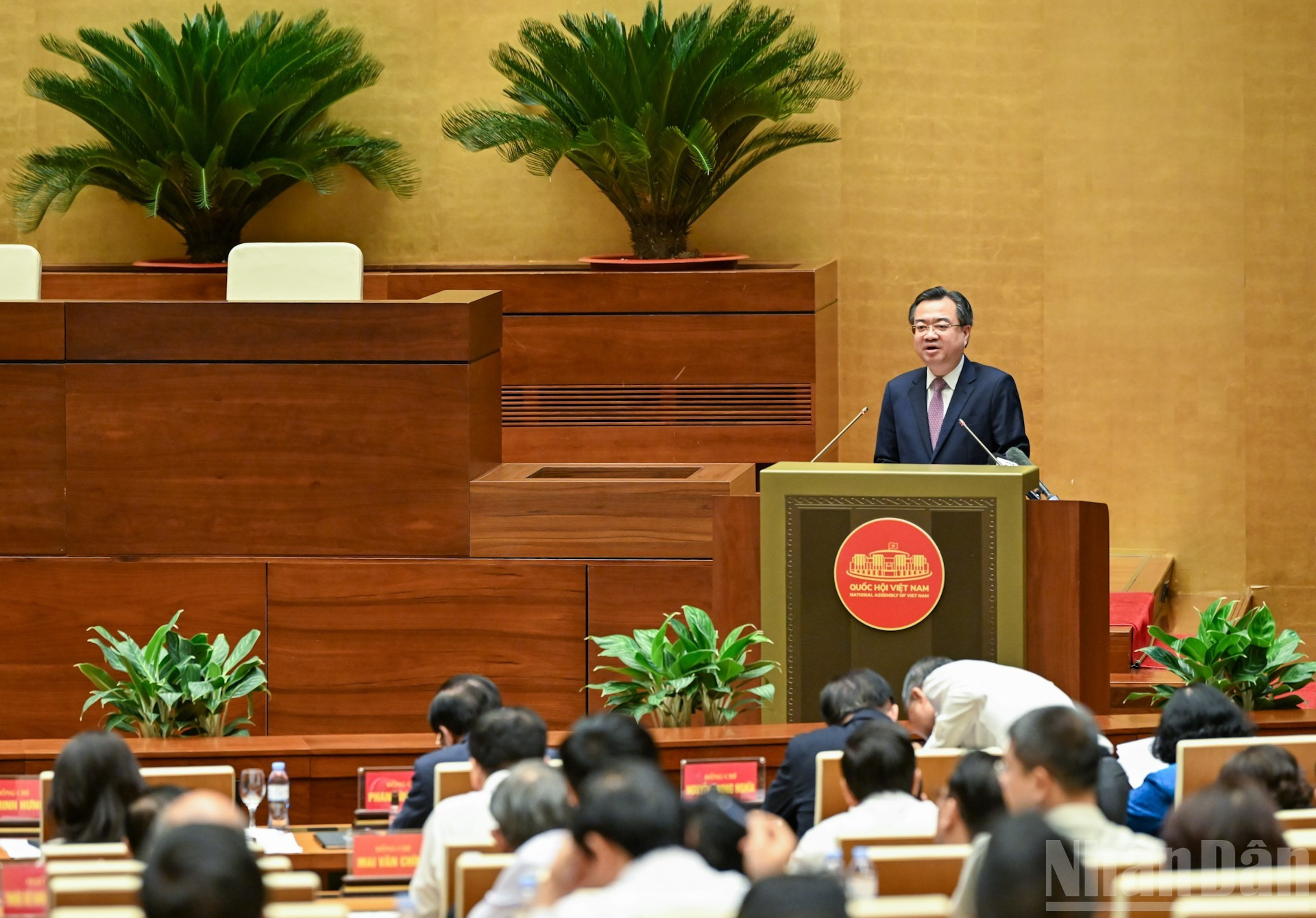 Nguyên Thanh Nghi appele à passer de l’approche « assurer l’approvisionnement » à « garantir une sécurité énergétique solide et proactive », considérée comme un pilier du développement socioéconomique et de la défense nationale. La résolution no70 privilégie les énergies renouvelables, le gaz naturel liquéfié, l’hydrogène et le nucléaire civil, tout en renforçant la production nationale et la mobilisation des investissements privés et étrangers. Photo : NDEL