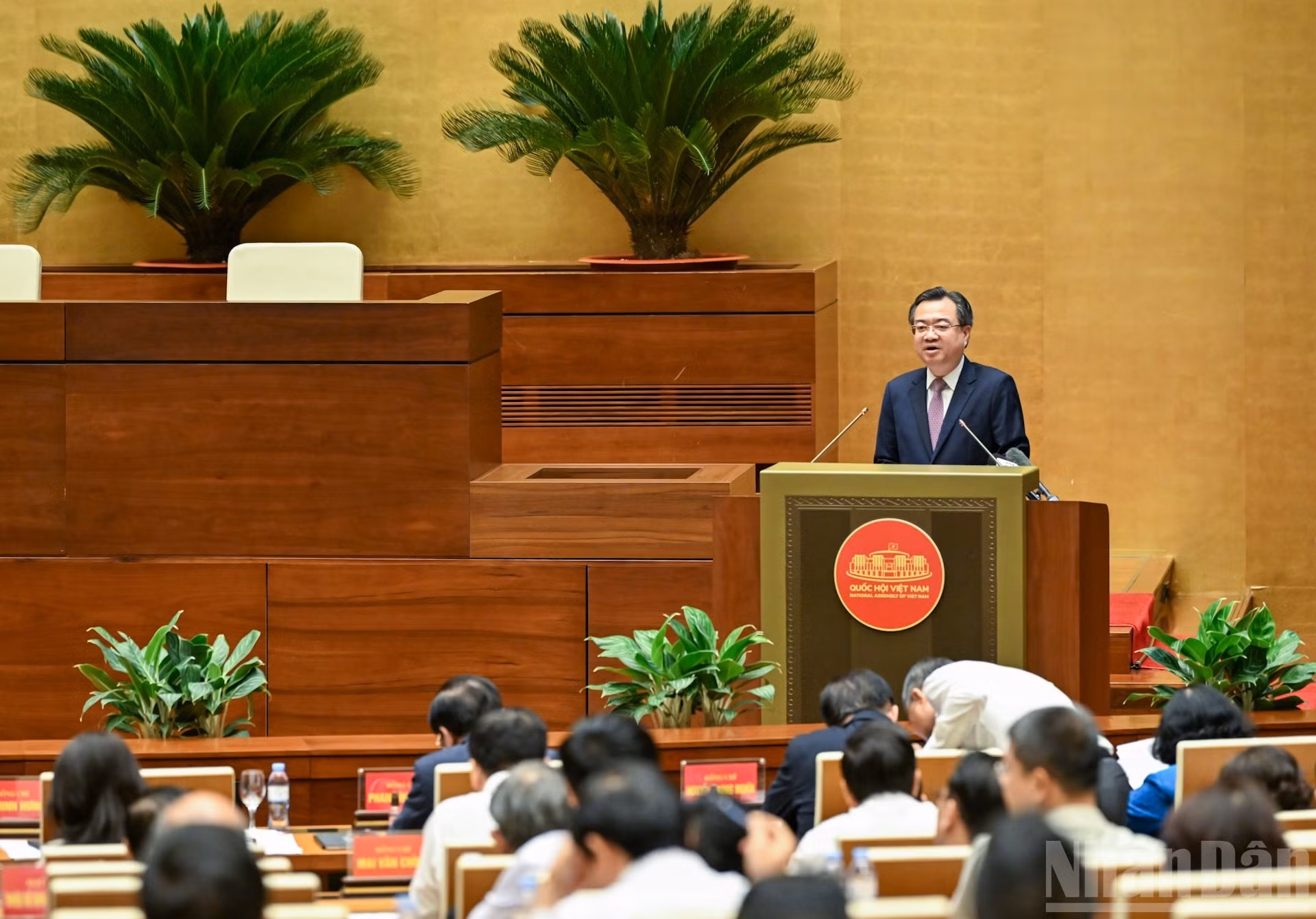 Nguyên Thanh Nghi appele à passer de l’approche « assurer l’approvisionnement » à « garantir une sécurité énergétique solide et proactive », considérée comme un pilier du développement socioéconomique et de la défense nationale. La résolution no70 privilégie les énergies renouvelables, le gaz naturel liquéfié, l’hydrogène et le nucléaire civil, tout en renforçant la production nationale et la mobilisation des investissements privés et étrangers. Photo : NDEL
