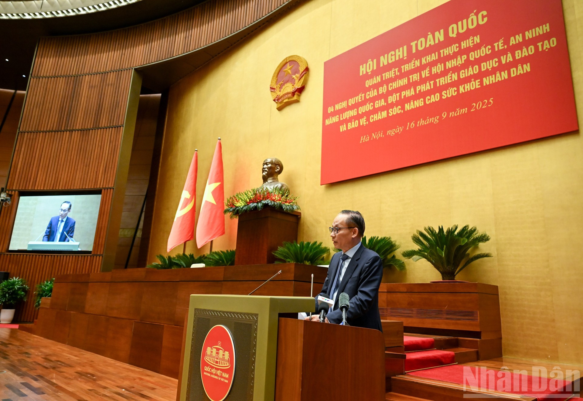 À son tour, le ministre par intérim des Affaires étrangères, Lê Hoài Trung, présente la Résolution 59 sur l’intégration internationale. Photo : NDEL