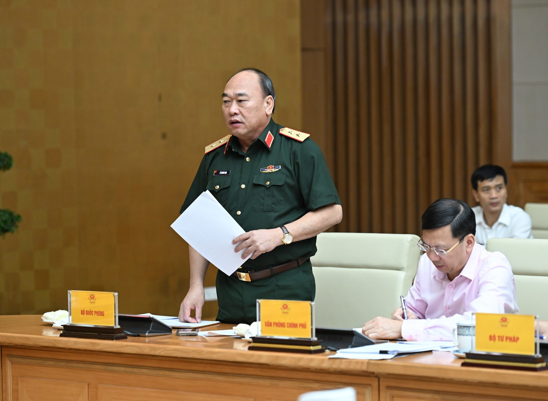 Le général de division Le Quang Dao, chef d'état-major adjoint de l'Armée populaire du Vietnam, prend la parole lors de la réunion. Photo : Tran Hai/NDEL Le général de division Le Quang Dao, chef d'état-major adjoint de l'Armée populaire du Vietnam, prend la parole lors de la réunion. Photo : Tran Hai/NDEL