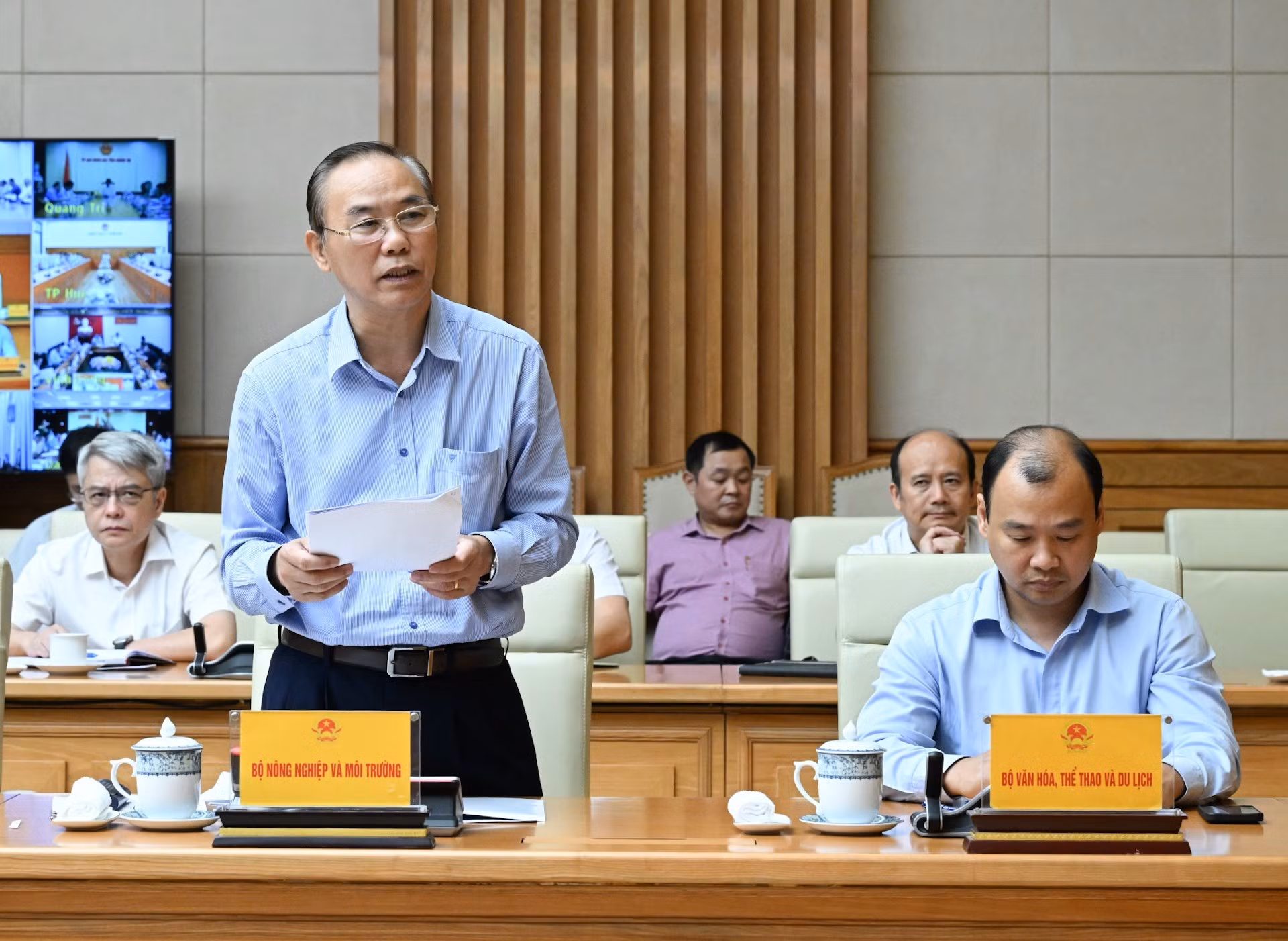 Le vice-ministre vietnamien de l'Agriculture et de l'Environnement, Phung Duc Tien (debout), prend la parole lors de la réunion. Photo : Tran Hai/NDEL