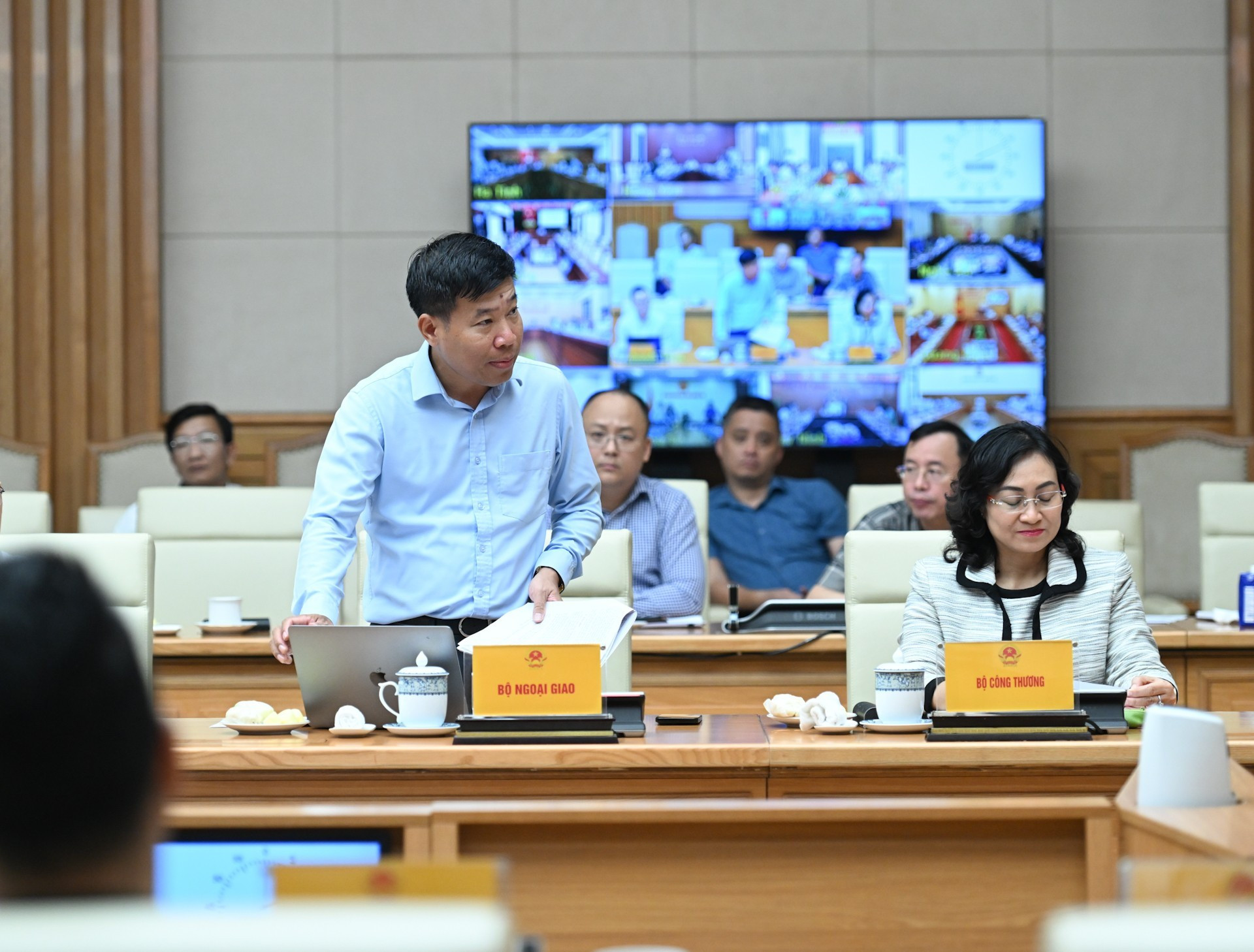 Le vice-ministre vietnamien des Affaires étrangères, Nguyen Manh Cuong (debout), prend la parole lors de la réunion. Photo : Tran Hai/NDEL Le vice-ministre vietnamien des Affaires étrangères, Nguyen Manh Cuong (debout), prend la parole lors de la réunion. Photo : Tran Hai/NDEL