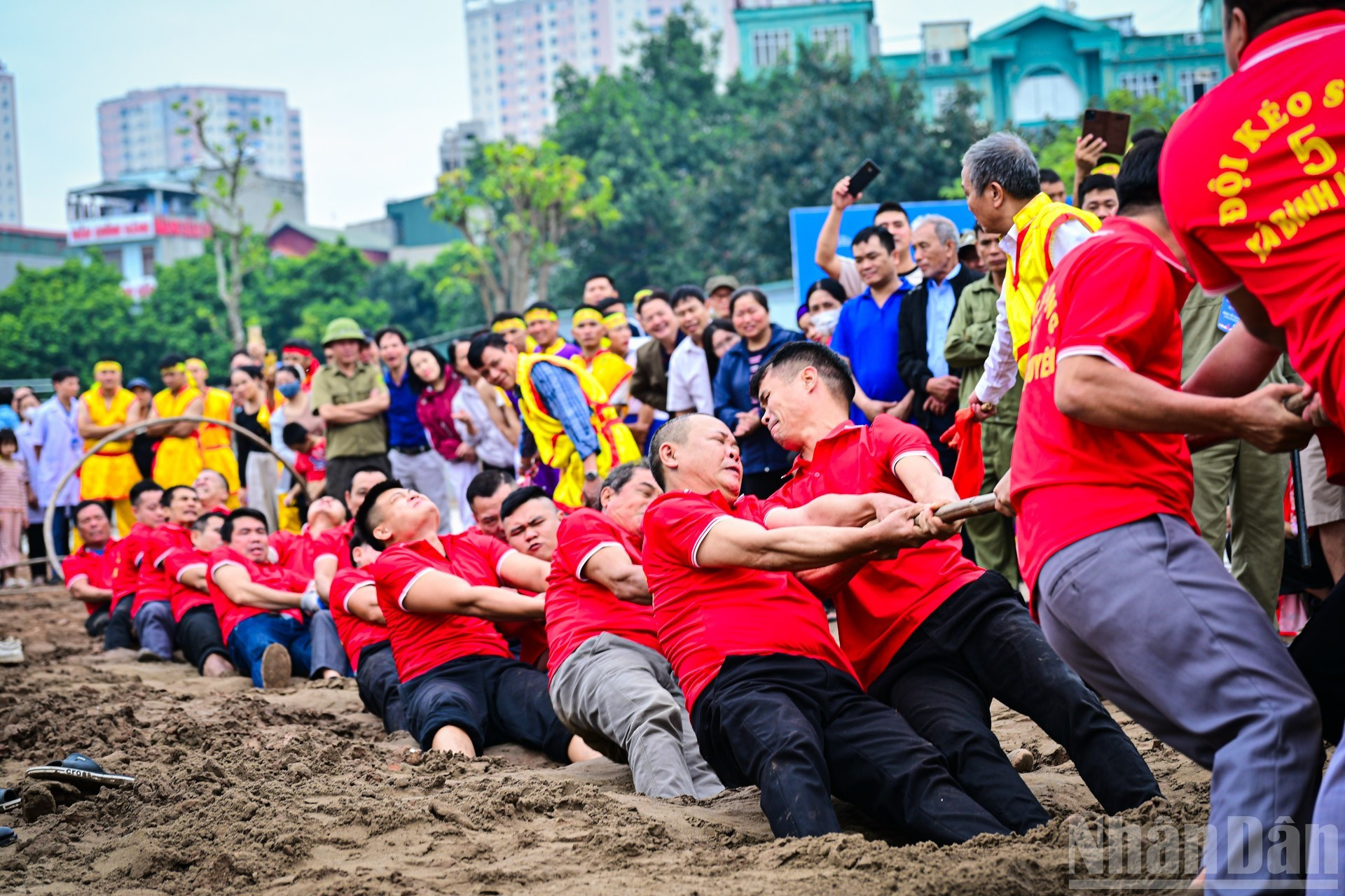 Le tir à la corde n’existe pas seulement au Vietnam mais aussi dans d’autres pays d’Asie du Sud-Est et d’Asie de l’Est. Les rituels et jeux de tir à la corde traduisent le fondement culturel des peuples de la région, notre souhait commun pour de bonnes récoltes, la santé et la sérénité. Photo : Bao Long/NDEL