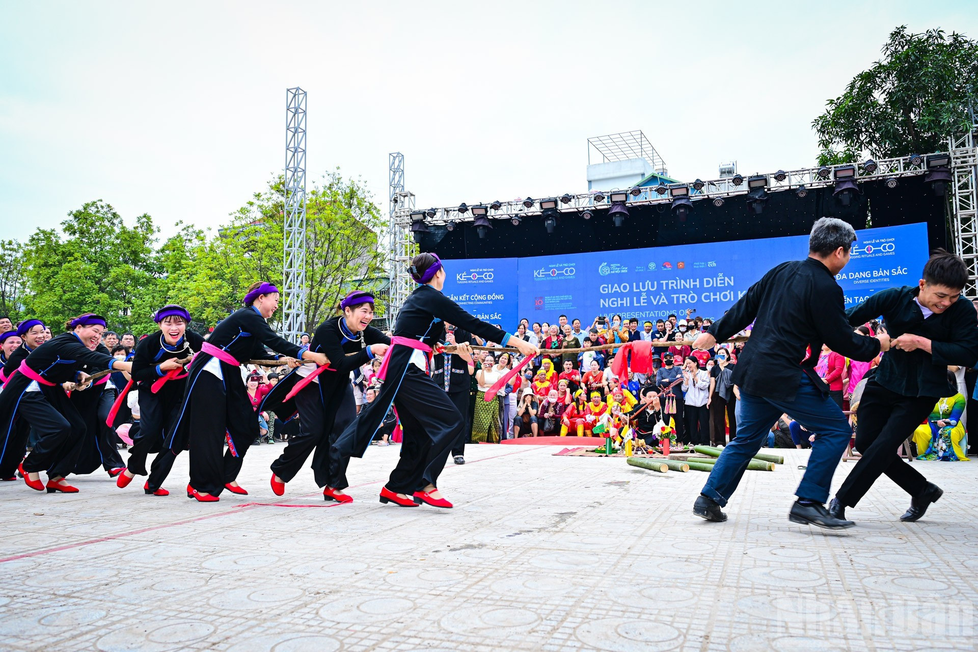 Tirer à la corde fait penser plus à un sport qu’à un rituel. Pourtant, c’est un jeu traditionnel associé aux us et coutumes de plusieurs populations du Nord du Vietnam, notamment les ethnies Kinh, Thai, Tay, Nung et Giay. Photo : Bao Long/NDEL