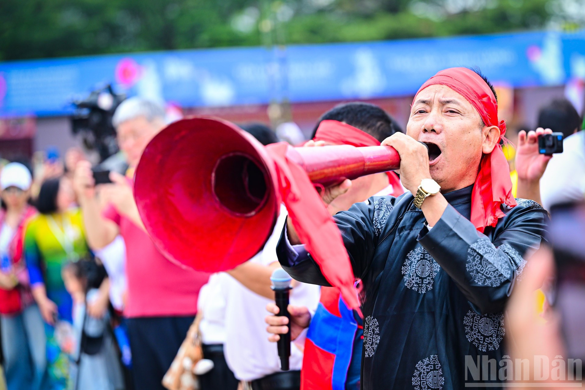 Les rituels et jeux de tir à la corde servent à renforcer l’unité et la solidarité ainsi que le sentiment d’appartenance et d’identité parmi les membres de la communauté. Au Vietnam, ils sont particulièrement ancrés dans la moyenne région, le delta du fleuve Rouge et le Centre septentrional, qui sont les terres ancestrales des Vietnamiens et le berceau de la riziculture. Photo : Bao Long/NDEL