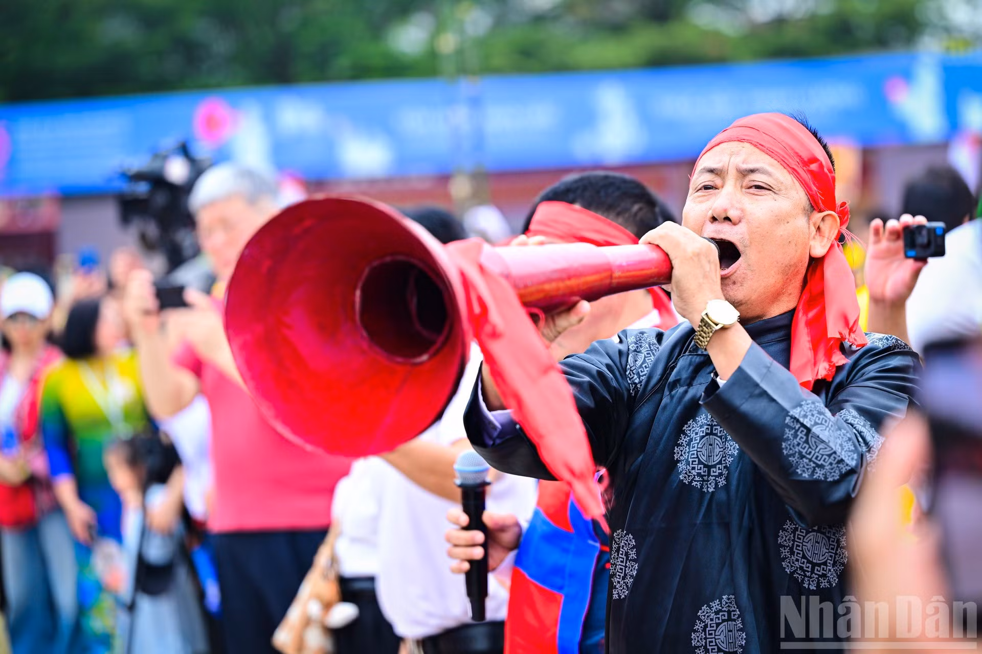 Les rituels et jeux de tir à la corde servent à renforcer l’unité et la solidarité ainsi que le sentiment d’appartenance et d’identité parmi les membres de la communauté. Au Vietnam, ils sont particulièrement ancrés dans la moyenne région, le delta du fleuve Rouge et le Centre septentrional, qui sont les terres ancestrales des Vietnamiens et le berceau de la riziculture. Photo : Bao Long/NDEL