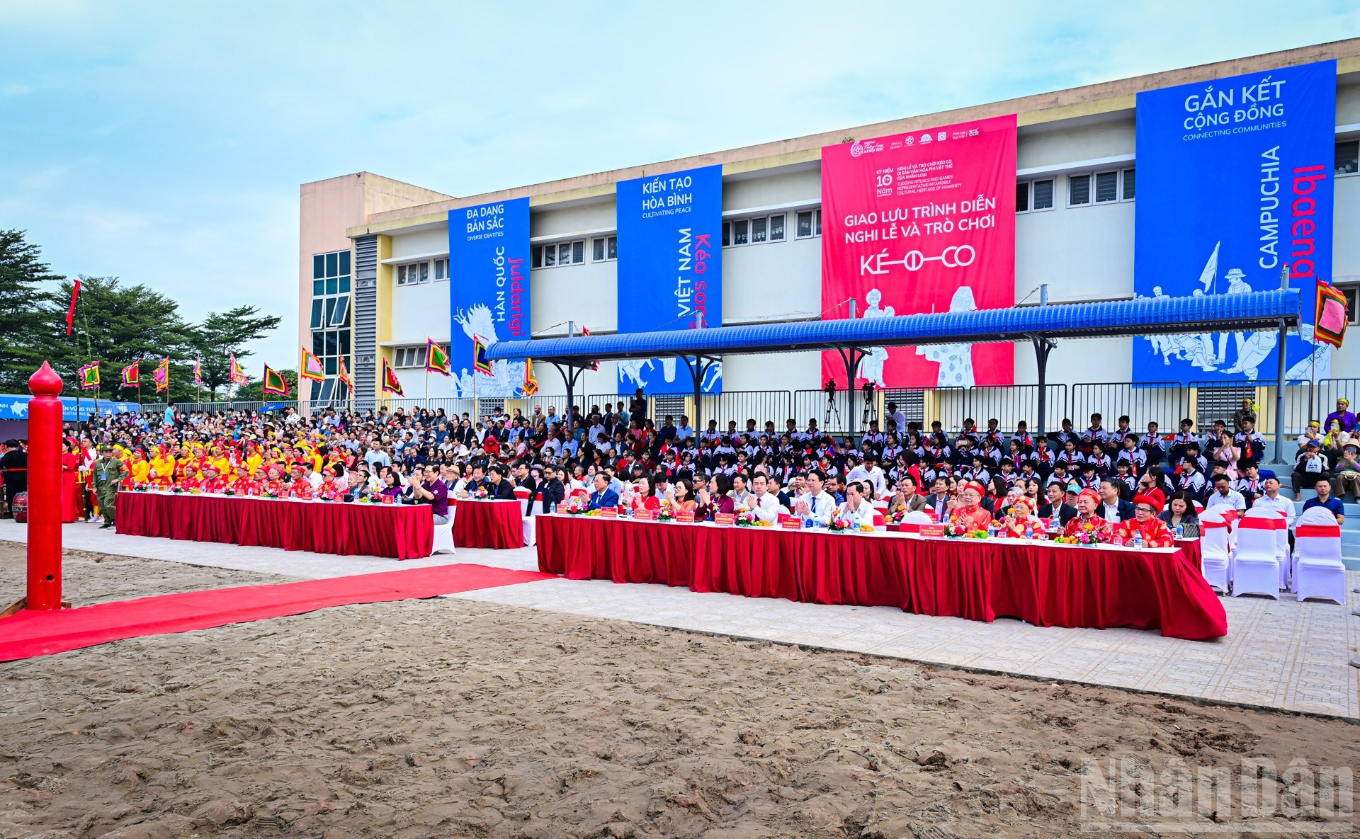 L&apos;événement attire l&apos;attention d&apos;un grand nombre du public. Photo : Bao Long/NDEL