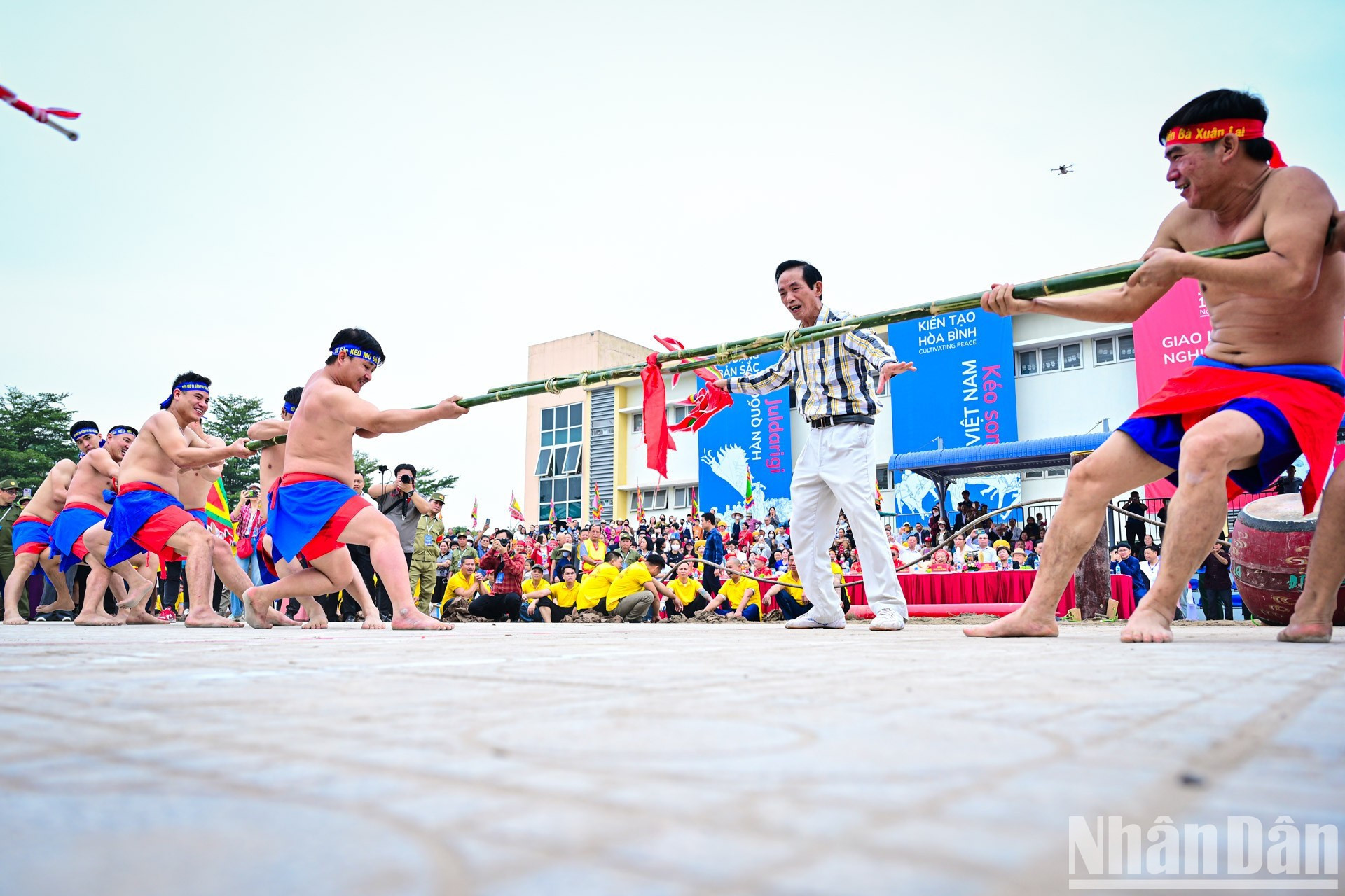 Au Vietnam, le tir à la corde est souvent pratiqué lors des fêtes traditionnelles. Photo : Bao Long/NDEL