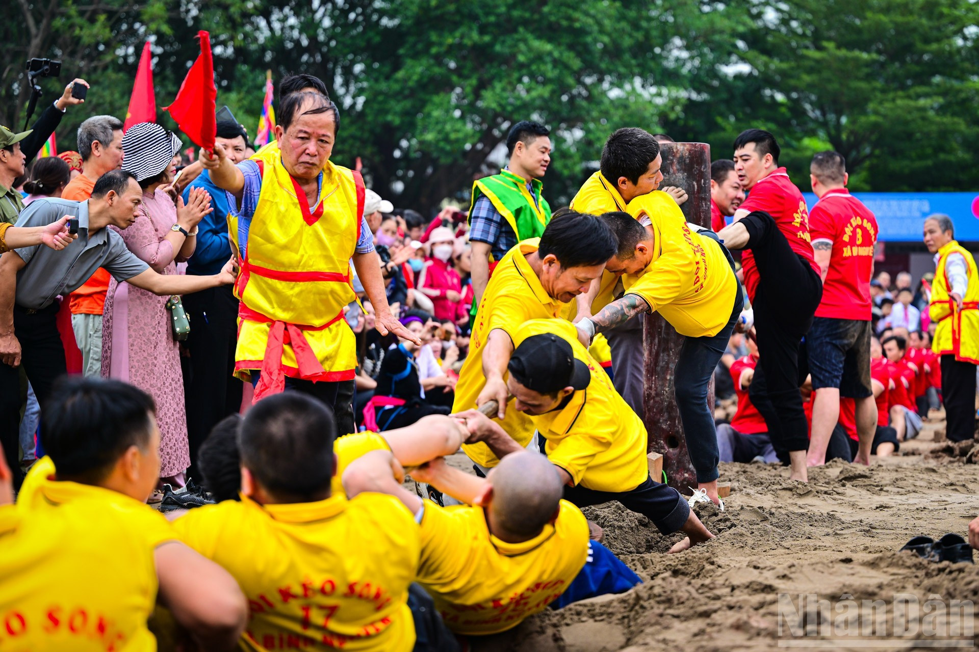 Au Vietnam comme partout en Asie, les règles du jeu sont identiques : deux équipes de tireurs se font face, chacune de chaque côté de la ligne transversale dessinée sur l’aire de jeu. Toute l’équipe se tient à la queue leu leu tenant en main la corde. À l’ordre donné, chaque équipe s’efforce de tirer vers elle la corde, aux sons du tambour et du gong et sous les clameurs des spectateurs. La « lutte », souvent disputée dans une série de va-et-vient, prend fin lorsqu’une équipe est entièrement tirée dans le camp adverse. Finalement, tout le monde prend plaisir au jeu, spectateurs, vainqueurs et vaincus. Photo : Bao Long/NDEL