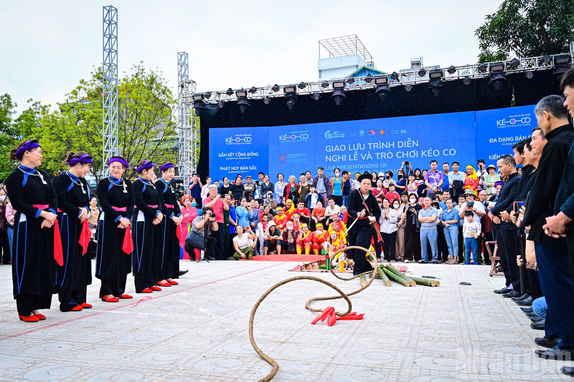 Des habitants issus de l'ethnie Tay du village de Trung Do, dans la commune de Bao Nhai (province de Lao Cai, au Nord-Ouest), effectuent une cérémonie de prières pour d'abondantes récoltes lors de l'événement. Photo : Bao Long/NDEL