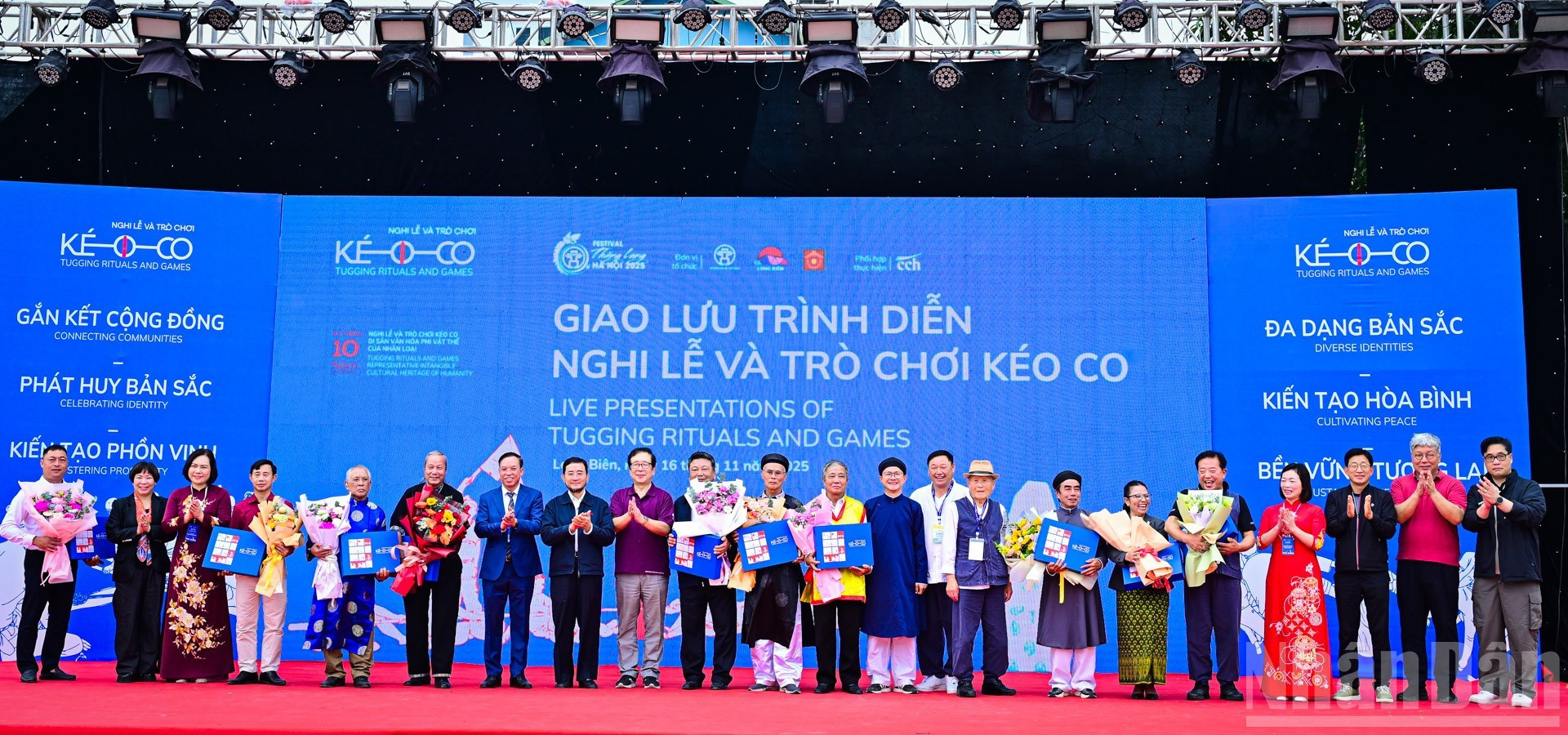 Loin d’être purement et simplement un jeu tel que perçu dans l’imaginaire collectif, le tir à la corde revêt une valeur culturelle et rituelle historique. En plus de l’aspect sportif, le tir à la corde est le socle rituel et spirituel au sein de la communauté. L’important, c’est d’en valoriser ces qualités, symboles de l’unité communautaire. Photo : Bao Long/NDEL