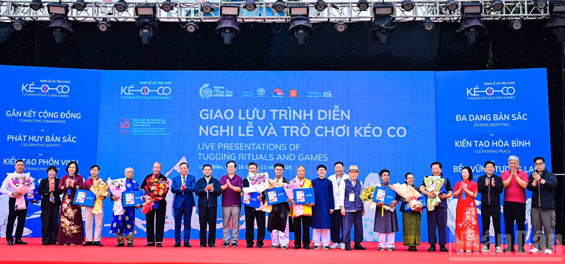 Loin d’être purement et simplement un jeu tel que perçu dans l’imaginaire collectif, le tir à la corde revêt une valeur culturelle et rituelle historique. En plus de l’aspect sportif, le tir à la corde est le socle rituel et spirituel au sein de la communauté. L’important, c’est d’en valoriser ces qualités, symboles de l’unité communautaire. Photo : Bao Long/NDEL