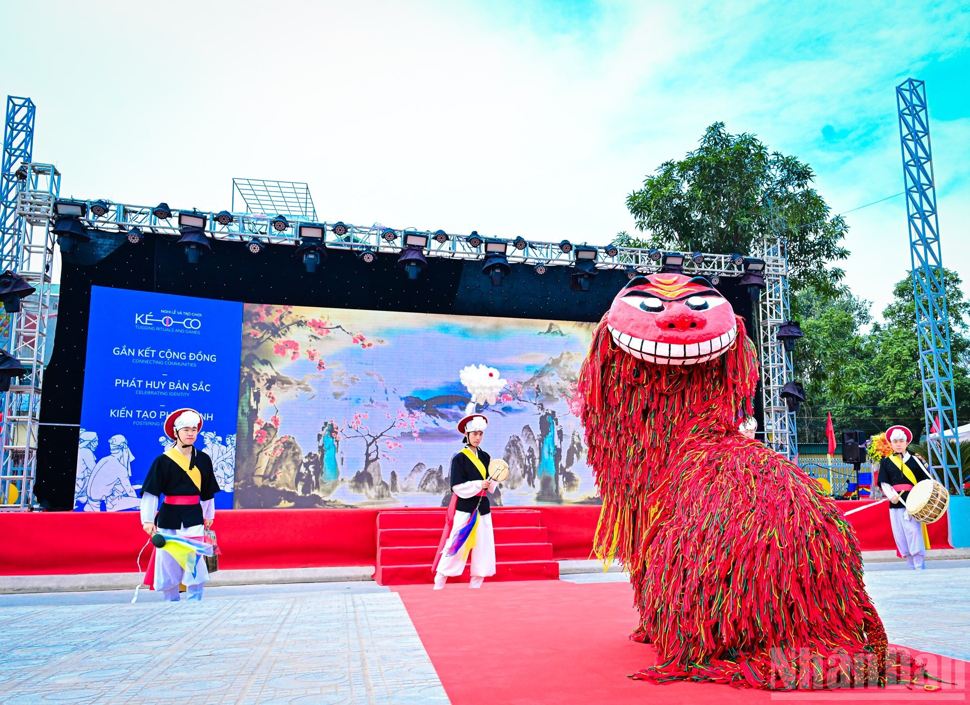 Le spectacle de danse du tambour et de danse du lion, qui est présenté par un groupe d’artistes de l’Université Sehan (République de Corée), est très excitant. Photo : Bao Long/NDEL