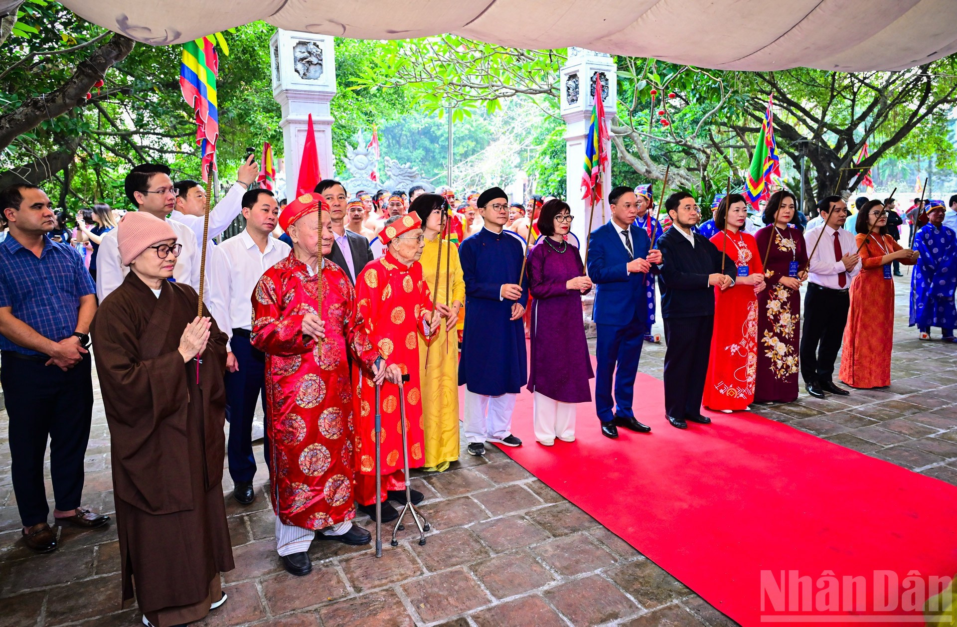 Les responsables du ministère vietnamien de la Culture, des Sports et du Tourisme, du service de la Culture et des Sports de Hanoï, ainsi que du quartier de Long Bien offrent de l&apos;encens au temple Tran Vu, dans le quartier de Long Bien (Hanoï). Photo : Bao Long/NDEL