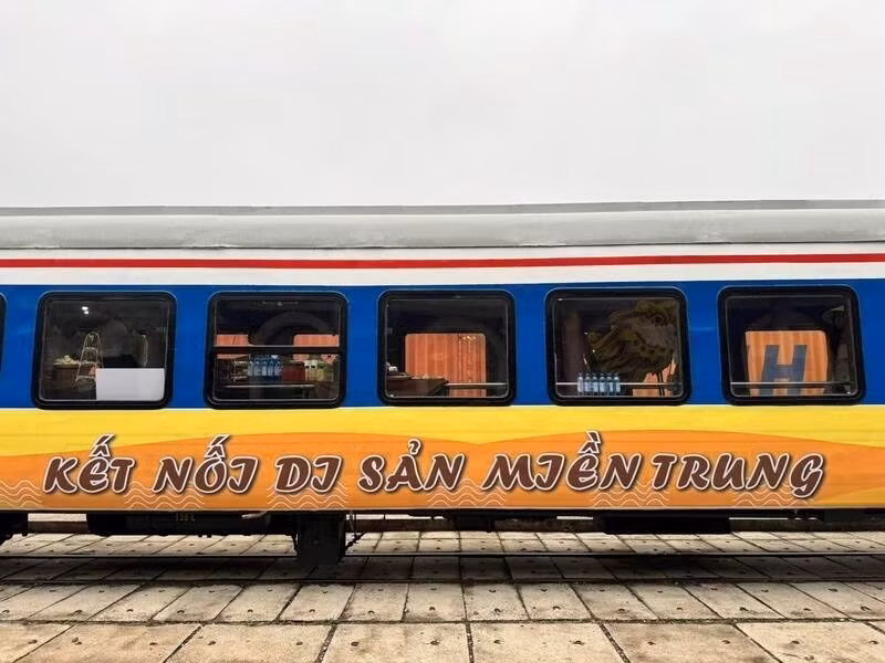 Le train « Connexion des patrimoines du Centre », qui relie Hue à Da Nang, conduit les voyageurs à travers le col de Hai Van, la baie de Lang Co et plusieurs des plus beaux paysages côtiers du Centre du Vietnam. Photo : dsvn.vn